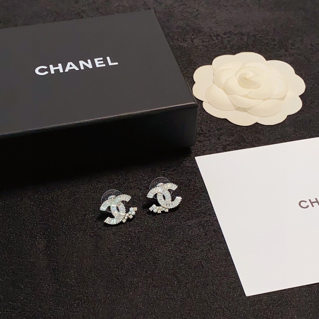 👑小香 CHANEL火爆新品  个性时尚满钻双C耳钉😌搭配小米珍珠高级感满满的😍代购级别 一比一品质 优