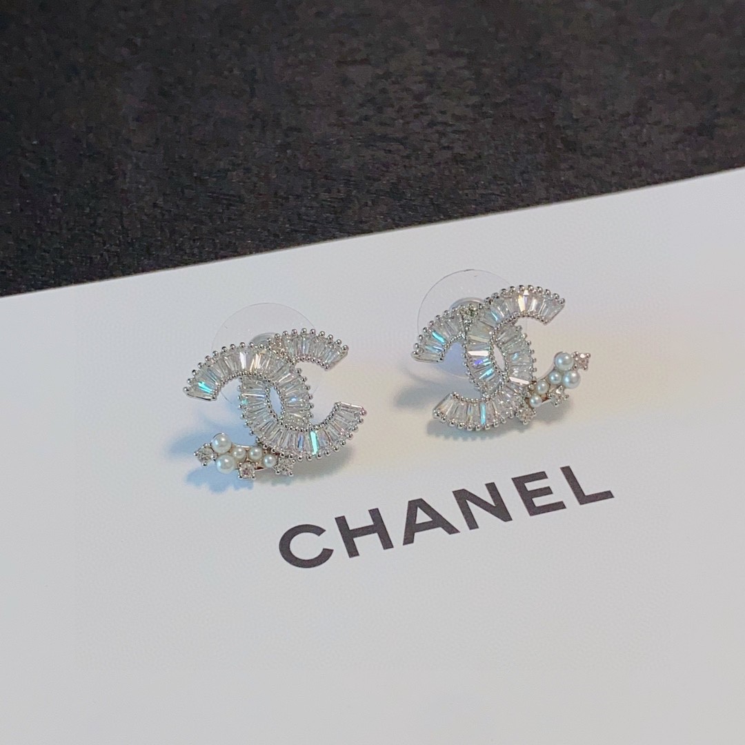 👑小香 CHANEL火爆新品  个性时尚满钻双C耳钉😌搭配小米珍珠高级感满满的😍代购级别 一比一品质 优