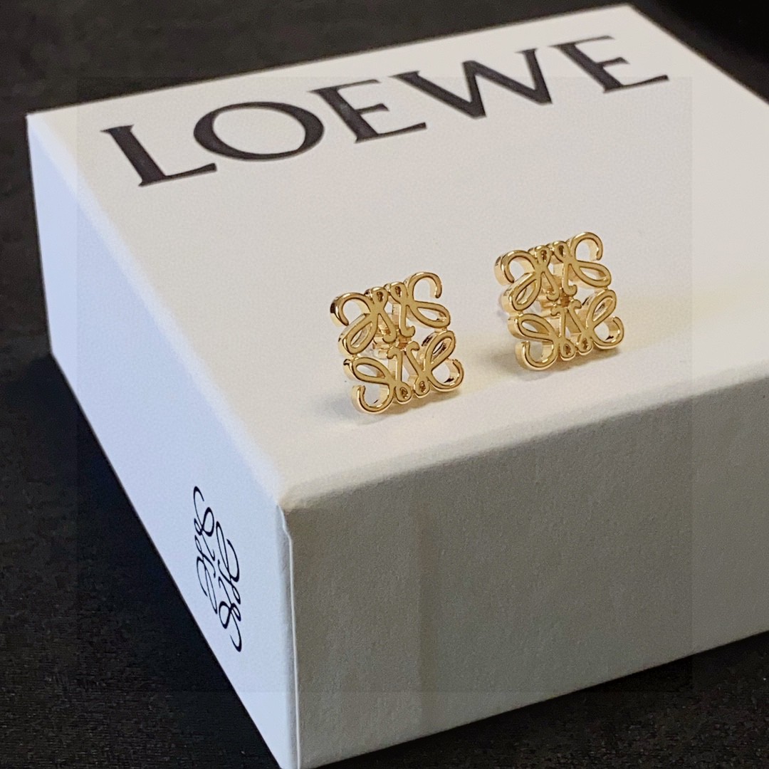  新款 罗意威LOEWE复古金正方形小耳钉 第一眼看到立马就喜欢上了 L0EWE 罗意威 Anagram