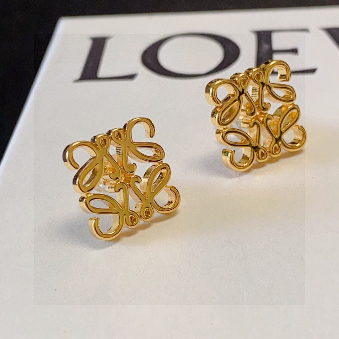  新款 罗意威LOEWE复古金正方形小耳钉 第一眼看到立马就喜欢上了 L0EWE 罗意威 Anagram