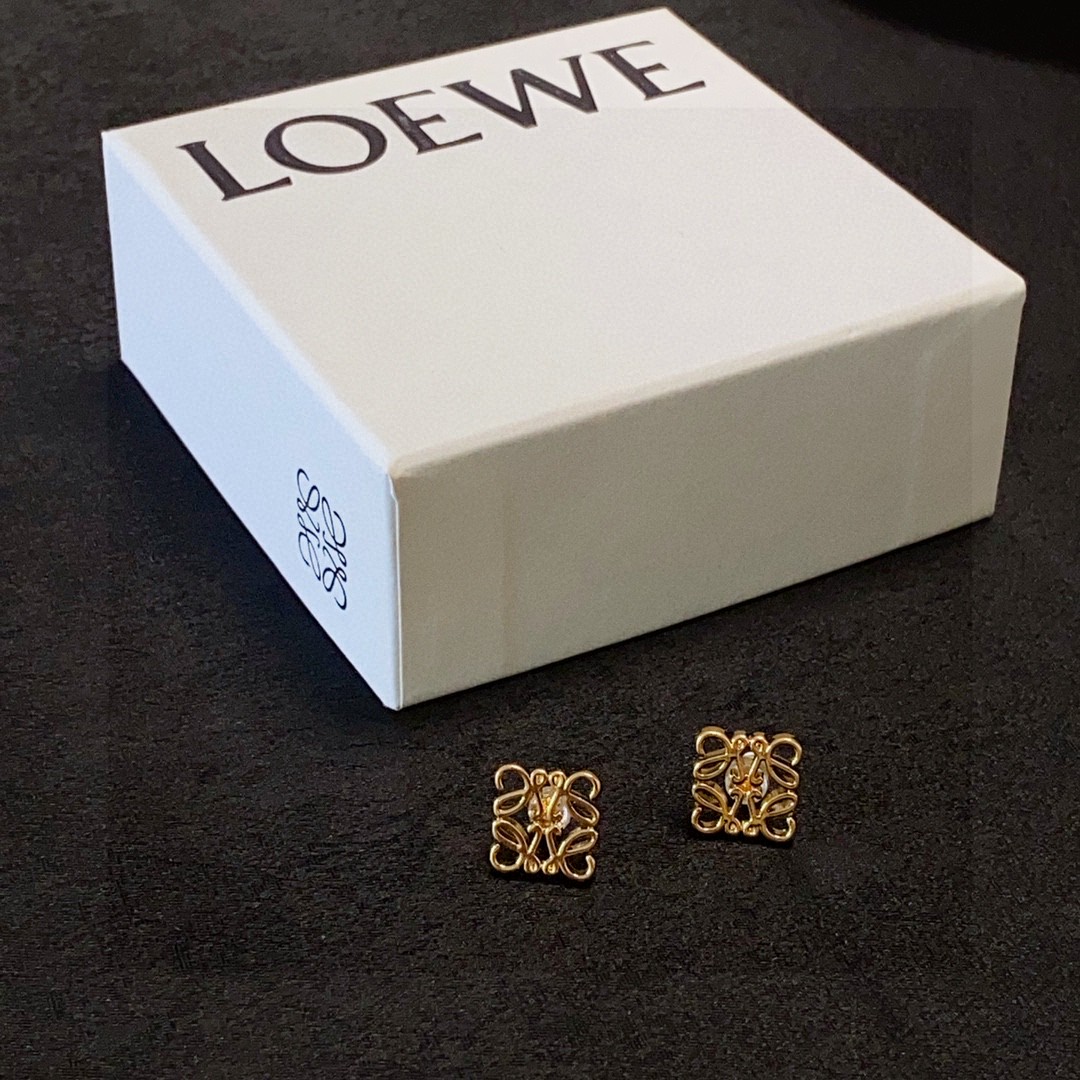  新款 罗意威LOEWE复古金正方形小耳钉 第一眼看到立马就喜欢上了 L0EWE 罗意威 Anagram