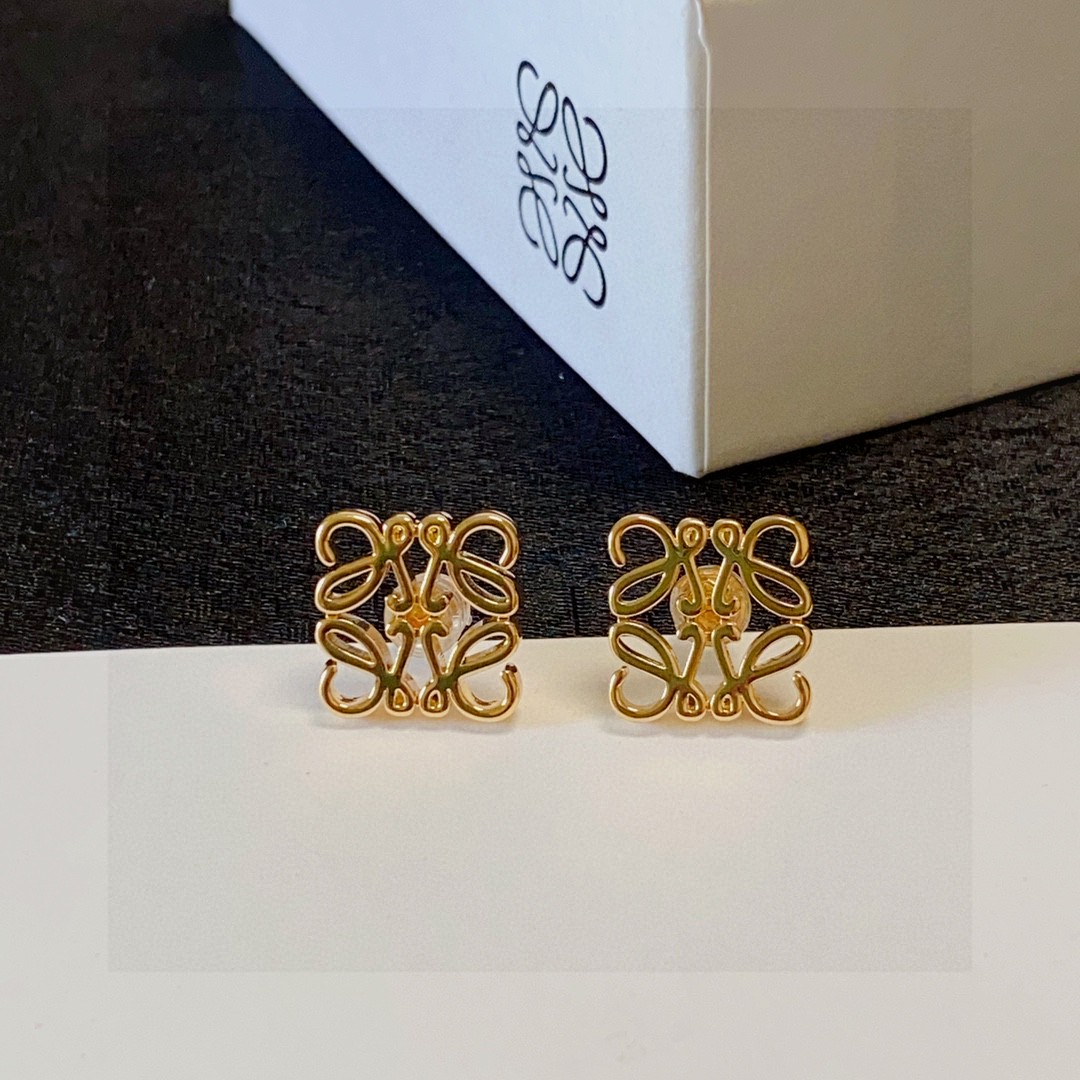  新款 罗意威LOEWE复古金正方形小耳钉 第一眼看到立马就喜欢上了 L0EWE 罗意威 Anagram