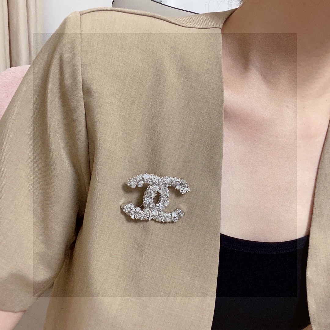  CHANEL小香 专柜最新款同步上新香奈儿最新款胸针 胸针，是最懂女人的饰物。那些倾注了全部心血去做自