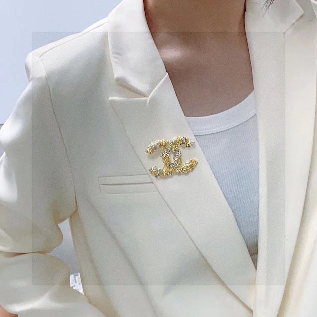  CHANEL🇫🇷小香 专柜新款满钻黄金色香奈儿胸针，是最懂女人的饰物。那些倾注了全部心血去做自己的女人