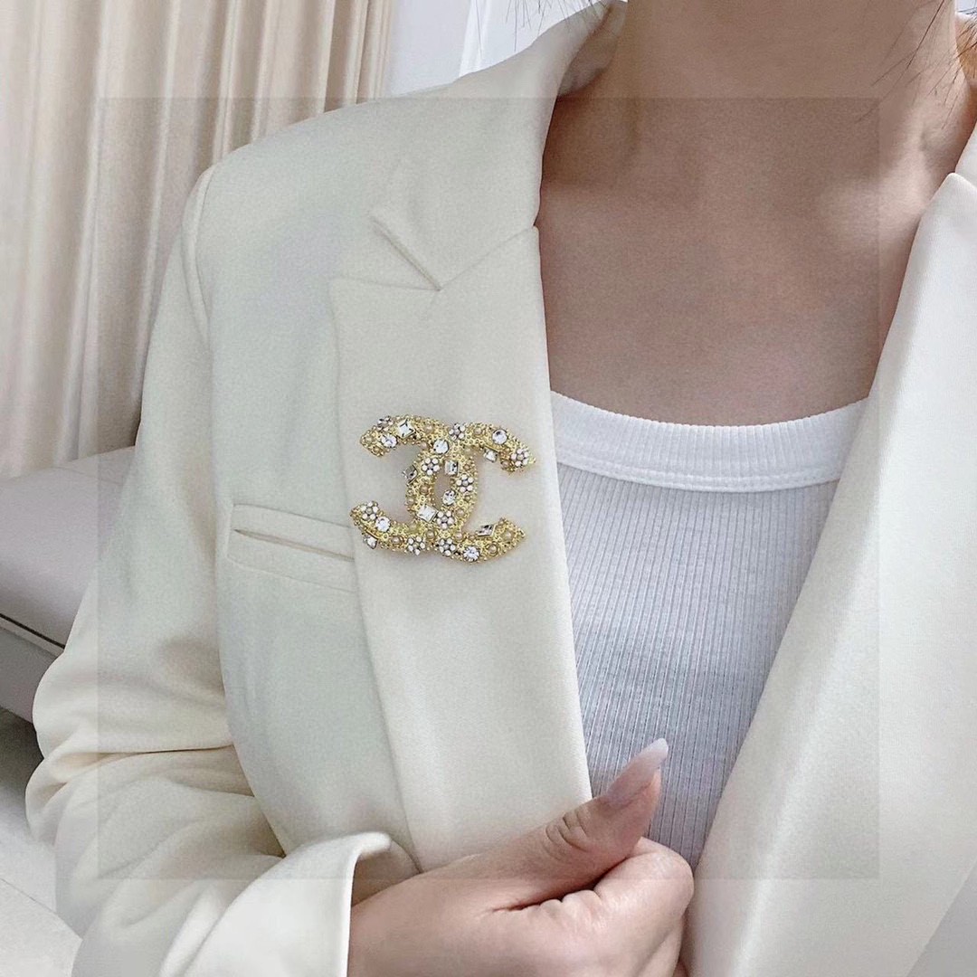  CHANEL🇫🇷小香 专柜新款满钻黄金色香奈儿胸针，是最懂女人的饰物。那些倾注了全部心血去做自己的女人