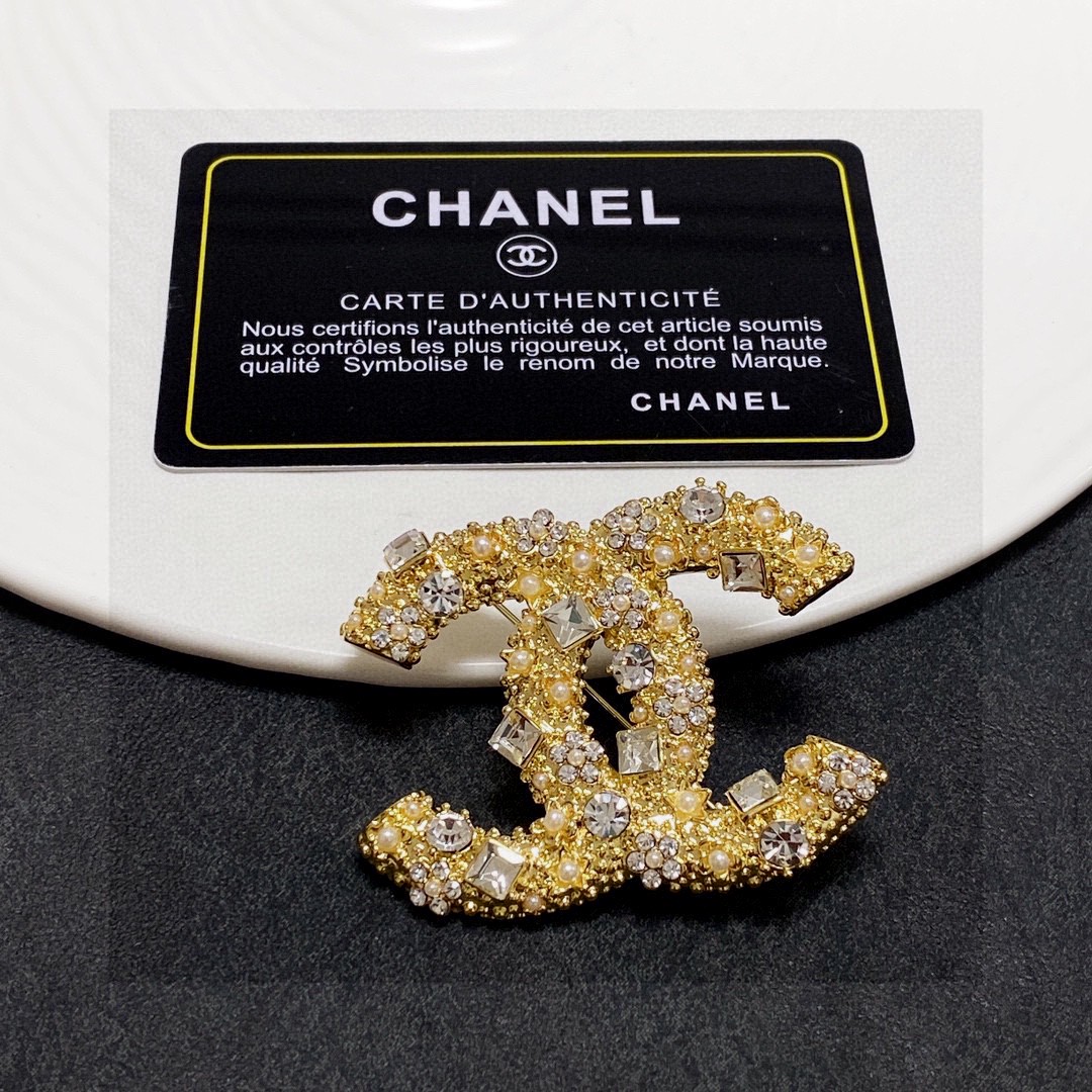  CHANEL🇫🇷小香 专柜新款满钻黄金色香奈儿胸针，是最懂女人的饰物。那些倾注了全部心血去做自己的女人