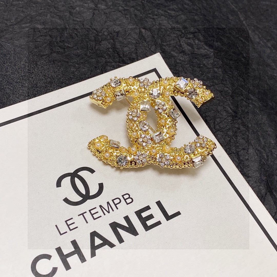  CHANEL🇫🇷小香 专柜新款满钻黄金色香奈儿胸针，是最懂女人的饰物。那些倾注了全部心血去做自己的女人