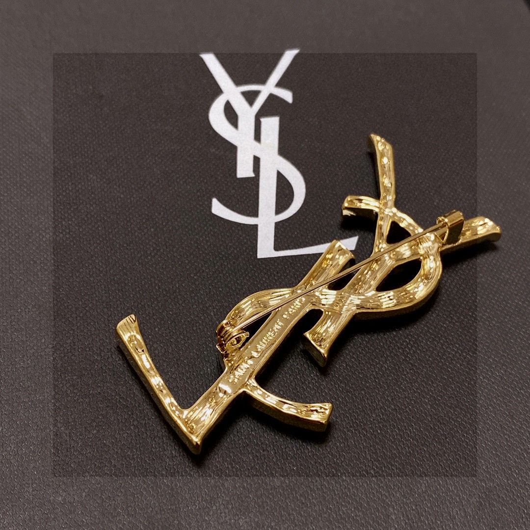  YSL圣罗兰专柜新款同步上新胸针，是最懂女人的饰物。那些倾注了全部心血去做自己的女人，往往更珍惜胸针的