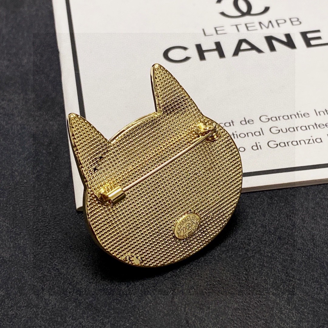  CHANEL🇫🇷小香 专柜新款同步上新香奈儿胸针，是最懂女人的饰物。那些倾注了全部心血去做自己的女人，