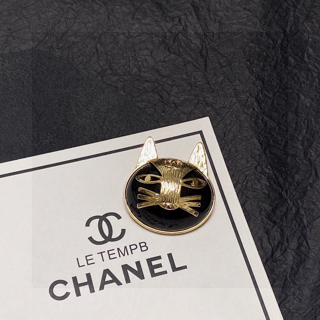  CHANEL🇫🇷小香 专柜新款同步上新香奈儿胸针，是最懂女人的饰物。那些倾注了全部心血去做自己的女人，
