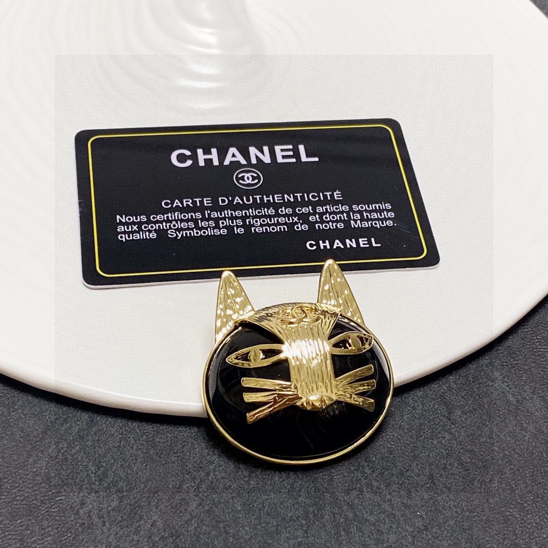  CHANEL🇫🇷小香 专柜新款同步上新香奈儿胸针，是最懂女人的饰物。那些倾注了全部心血去做自己的女人，