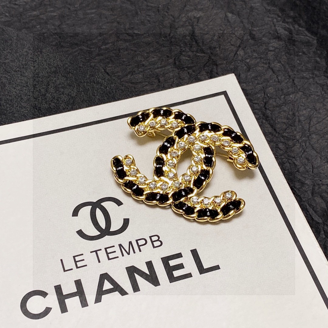  CHANEL🇫🇷小香 专柜新款同步上新香奈儿小号胸针，是最懂女人的饰物。那些倾注了全部心血去做自己的女