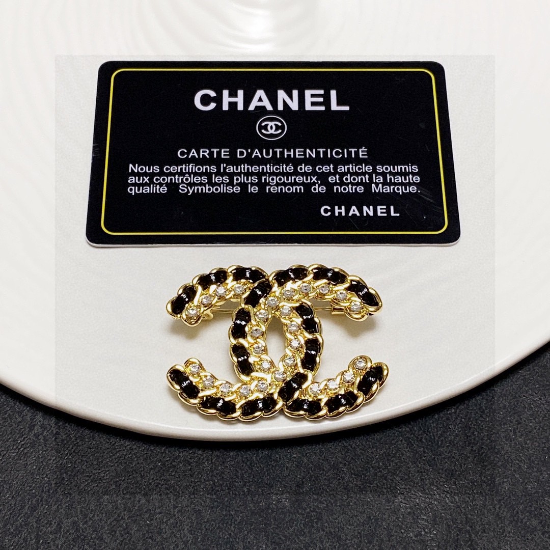  CHANEL🇫🇷小香 专柜新款同步上新香奈儿小号胸针，是最懂女人的饰物。那些倾注了全部心血去做自己的女