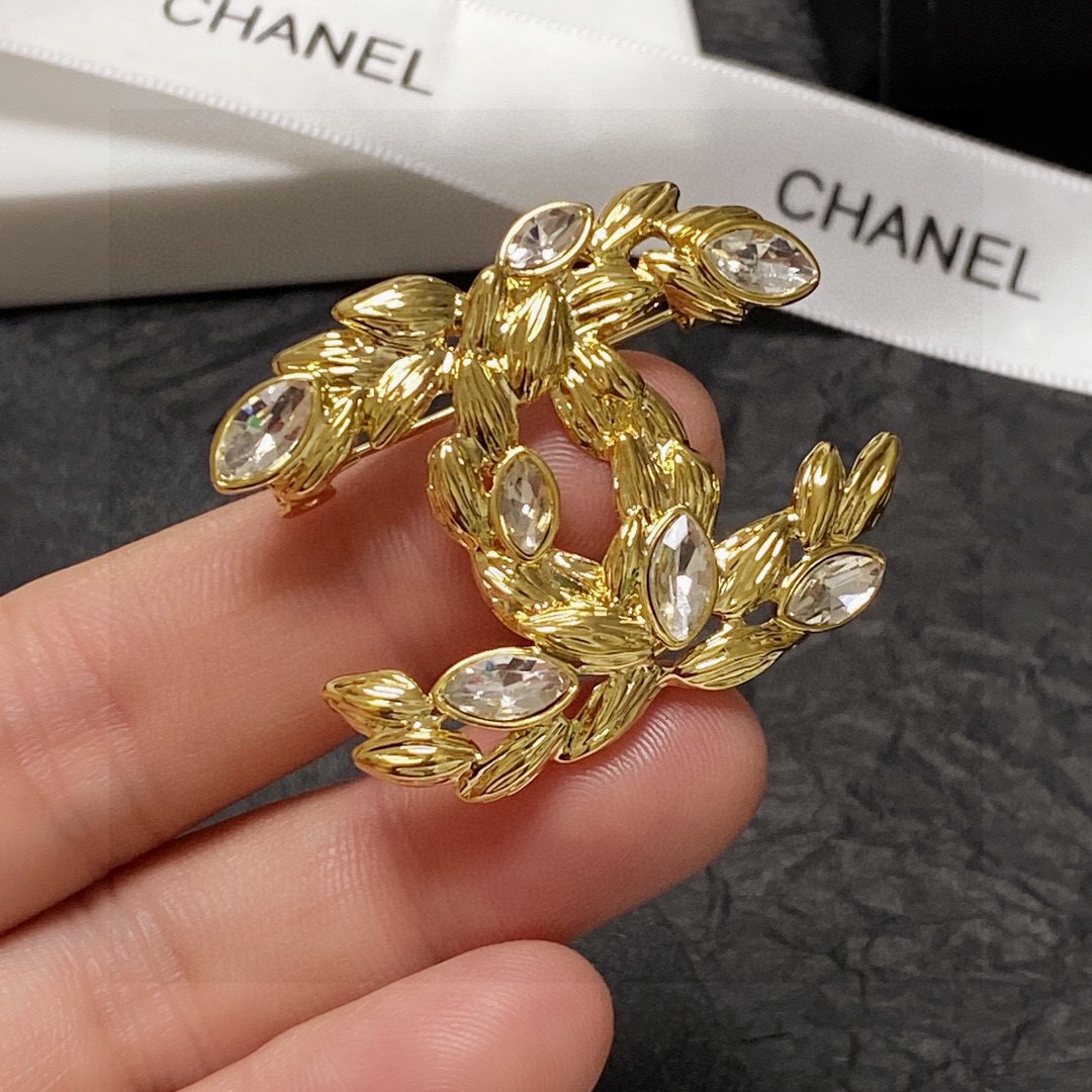  CHANEL🇫🇷小香 专柜新款麦穗镶钻香奈儿胸针，是最懂女人的饰物。那些倾注了全部心血去做自己的女人，