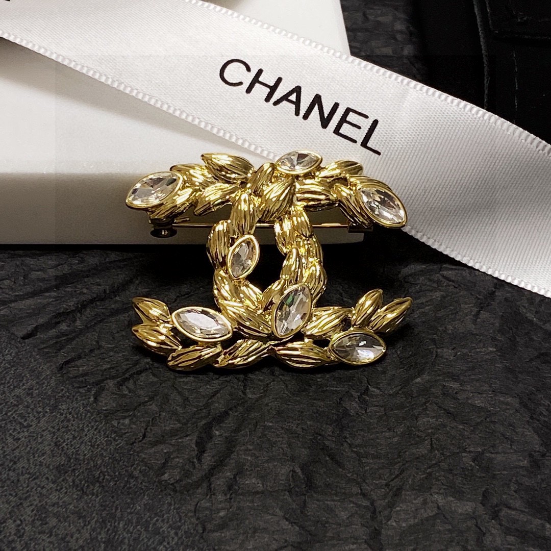  CHANEL🇫🇷小香 专柜新款麦穗镶钻香奈儿胸针，是最懂女人的饰物。那些倾注了全部心血去做自己的女人，