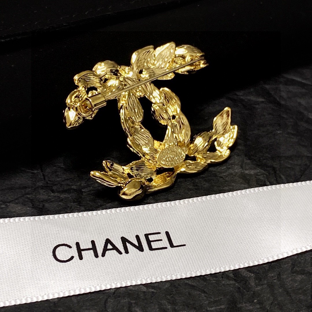  CHANEL🇫🇷小香 专柜新款麦穗镶钻香奈儿胸针，是最懂女人的饰物。那些倾注了全部心血去做自己的女人，