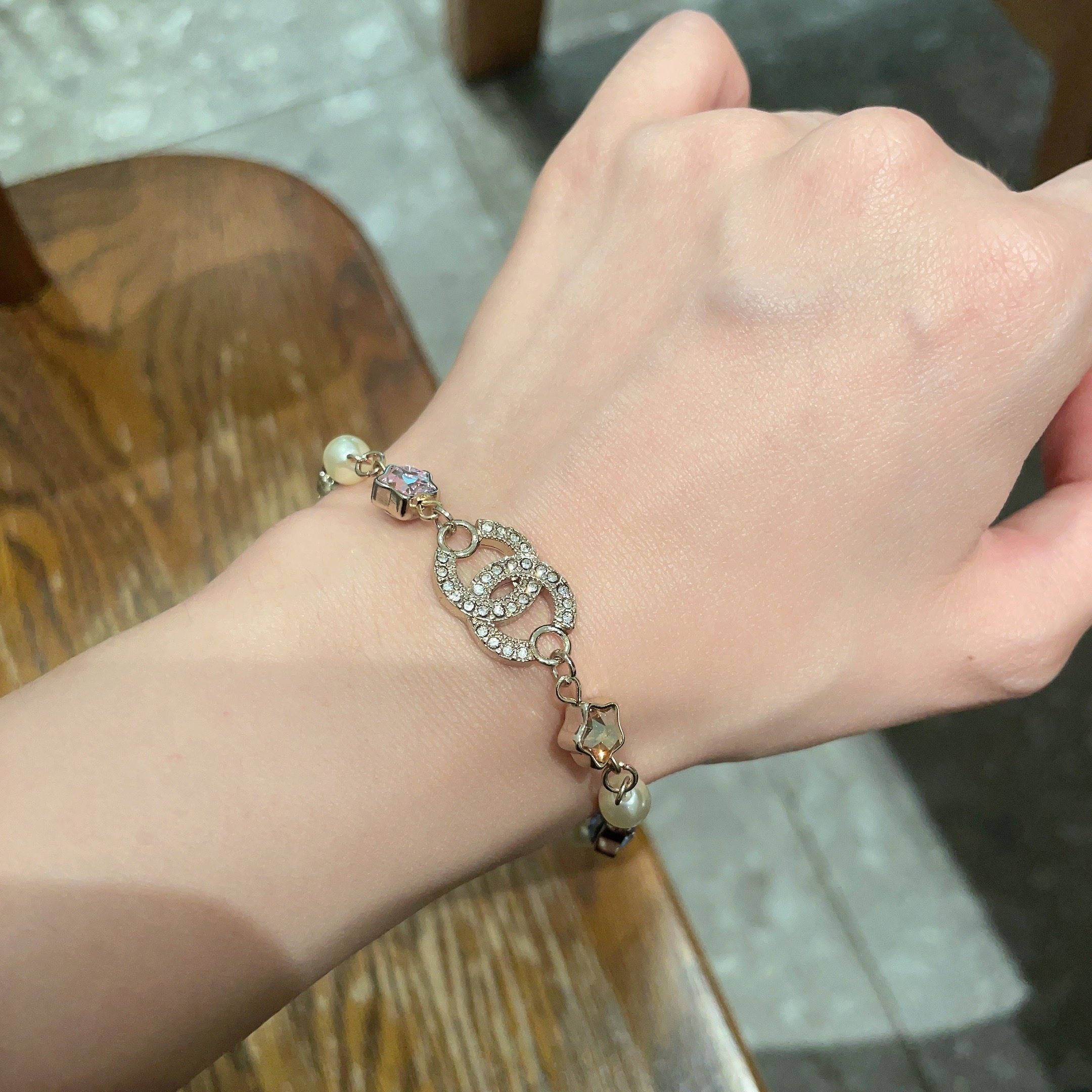  Chanel香奈儿 中古 手链👀原版复刻logo  小香家的款式真心无需多介绍😘🎶每一款都超好看，精致