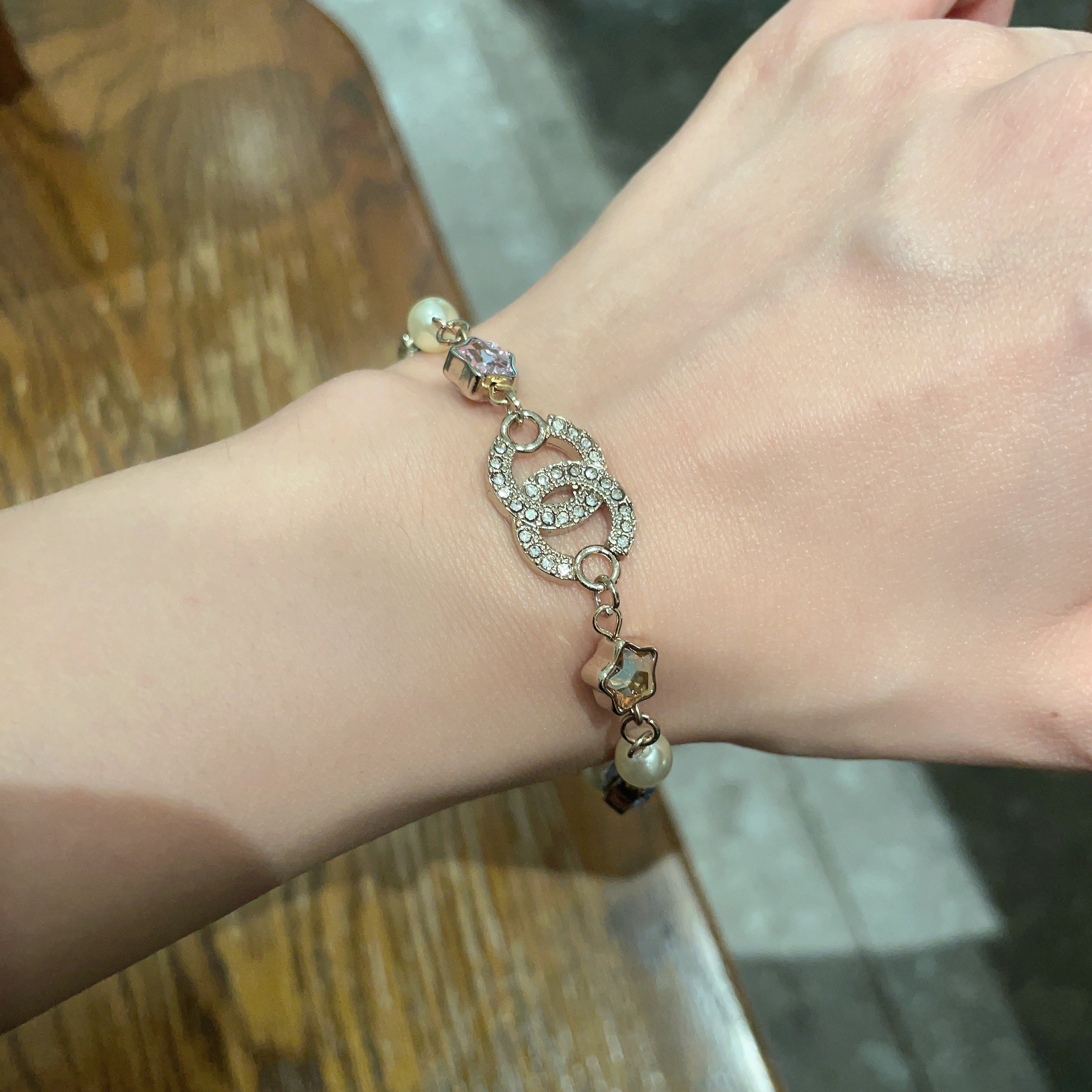  Chanel香奈儿 中古 手链👀原版复刻logo  小香家的款式真心无需多介绍😘🎶每一款都超好看，精致
