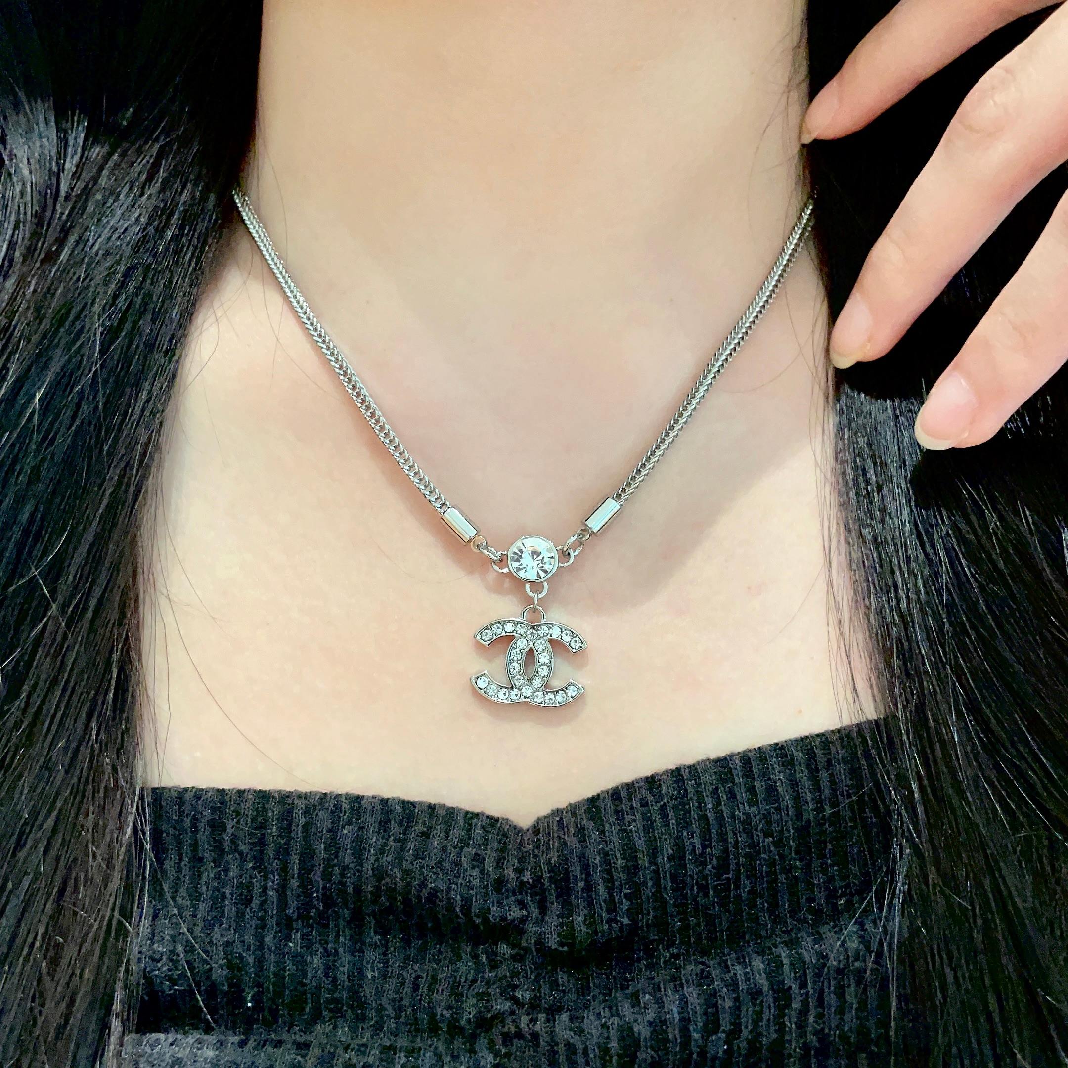  Chanel香奈儿 中古 字母项链👀小香家的款式真心无需多介绍😘🎶每一款都超好看，精致大方，非常显气质
