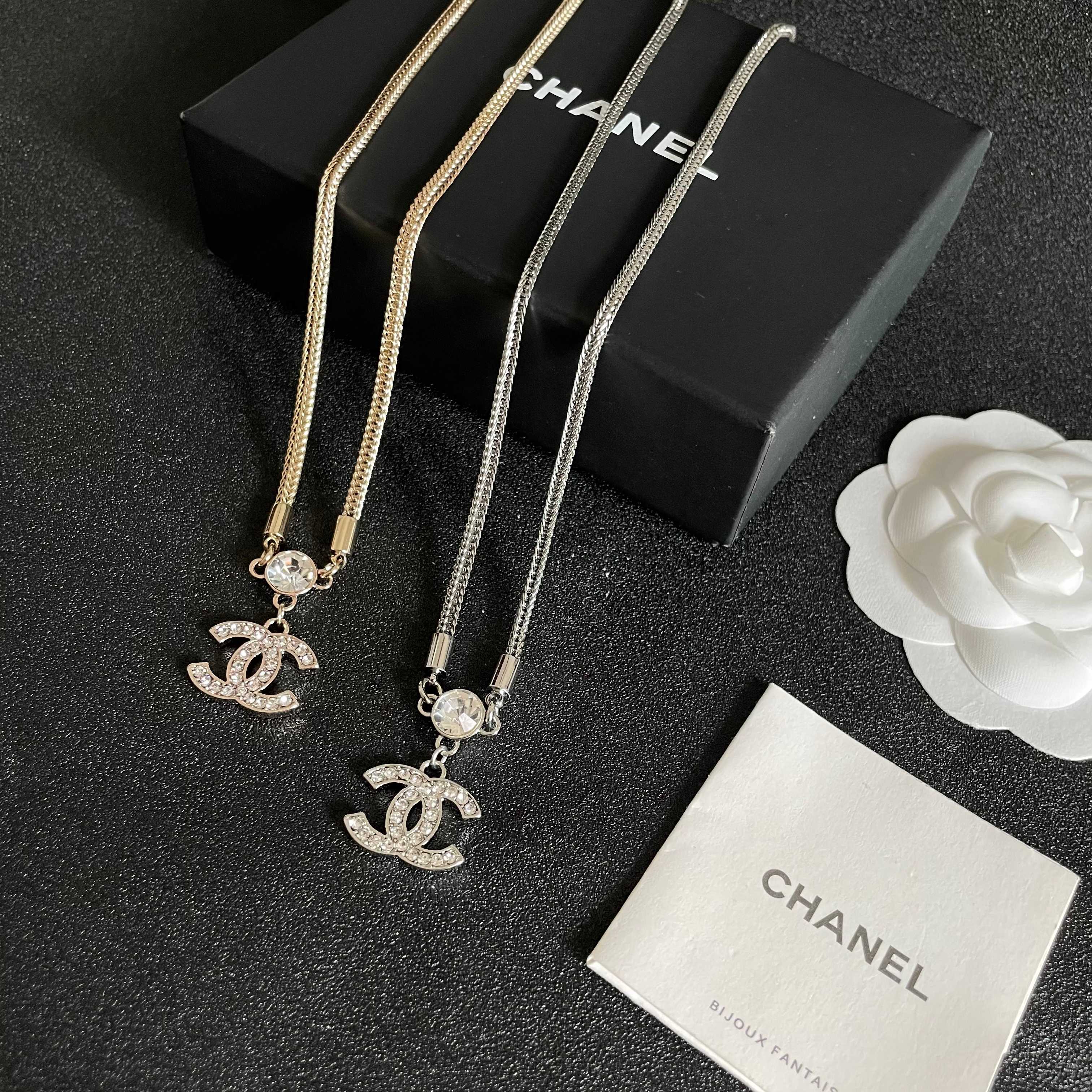  Chanel香奈儿 中古 字母项链👀小香家的款式真心无需多介绍😘🎶每一款都超好看，精致大方，非常显气质