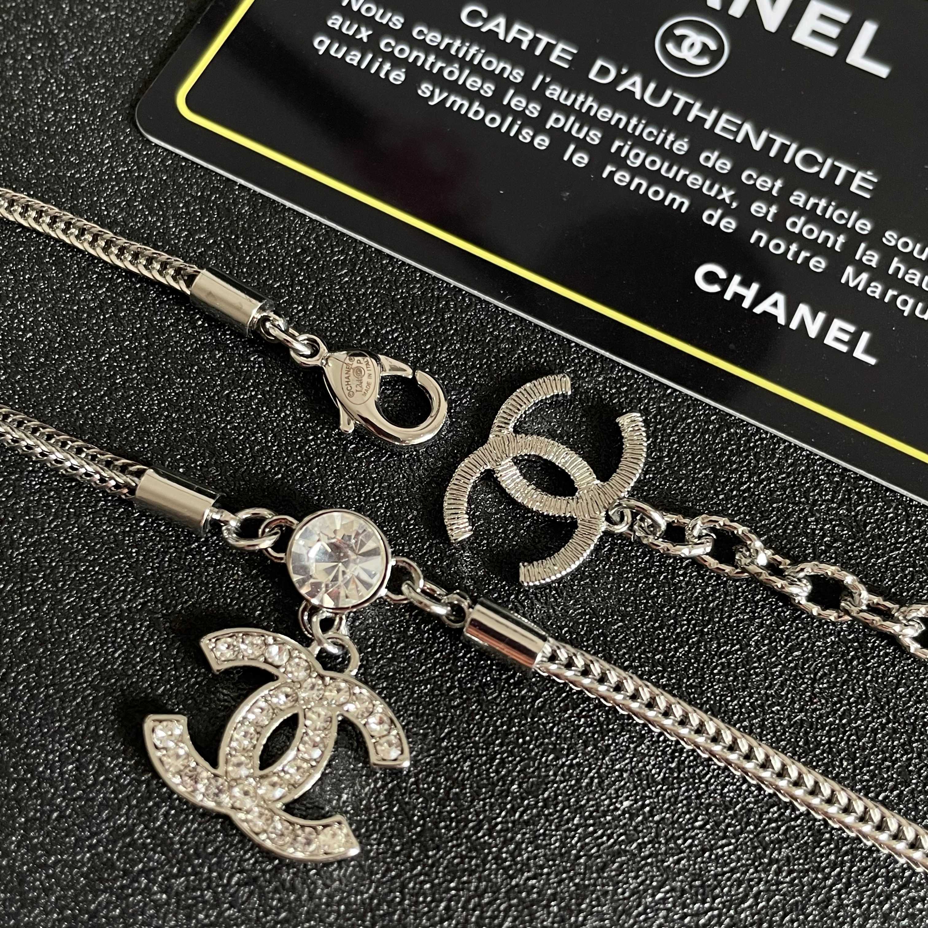  Chanel香奈儿 中古 字母项链👀小香家的款式真心无需多介绍😘🎶每一款都超好看，精致大方，非常显气质