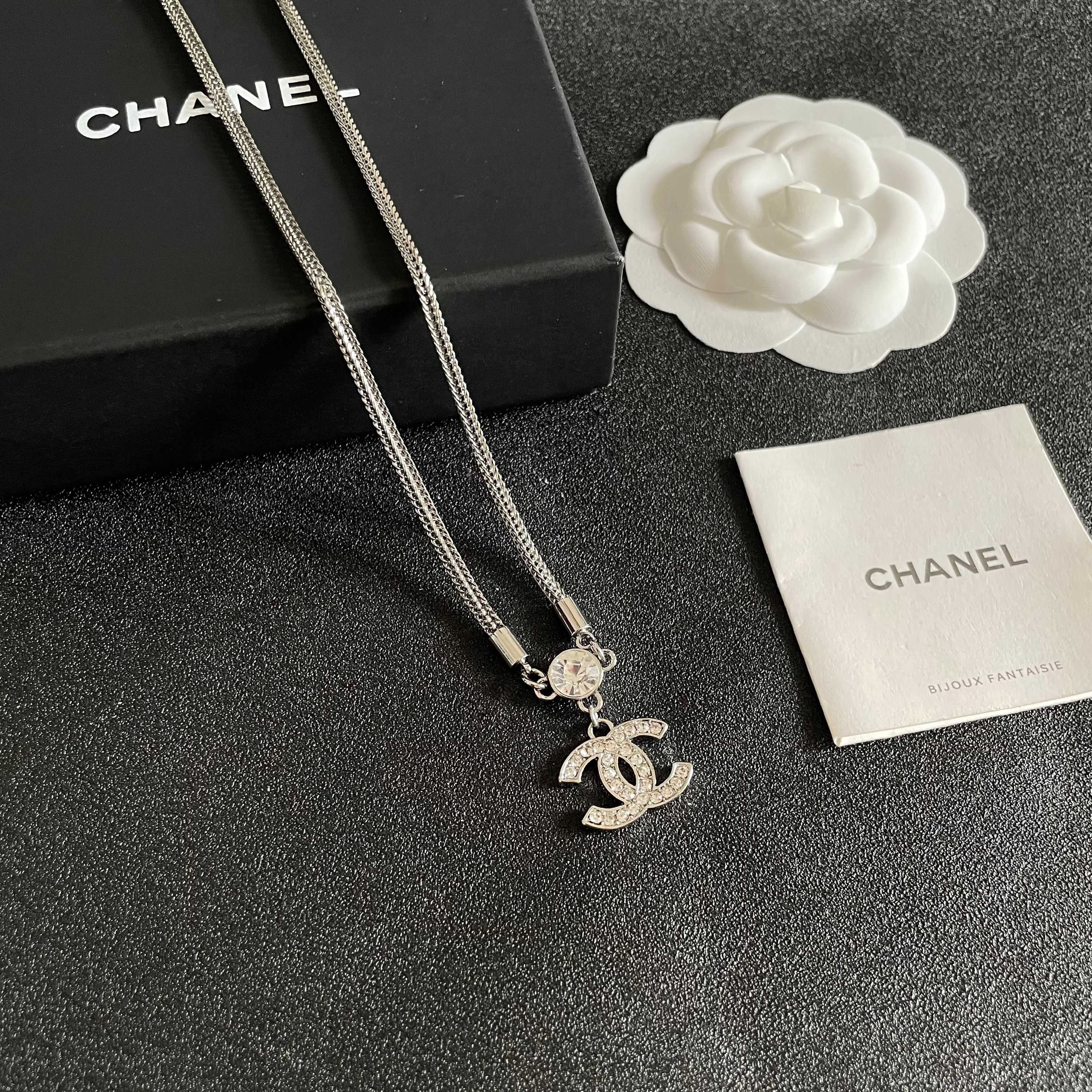  Chanel香奈儿 中古 字母项链👀小香家的款式真心无需多介绍😘🎶每一款都超好看，精致大方，非常显气质