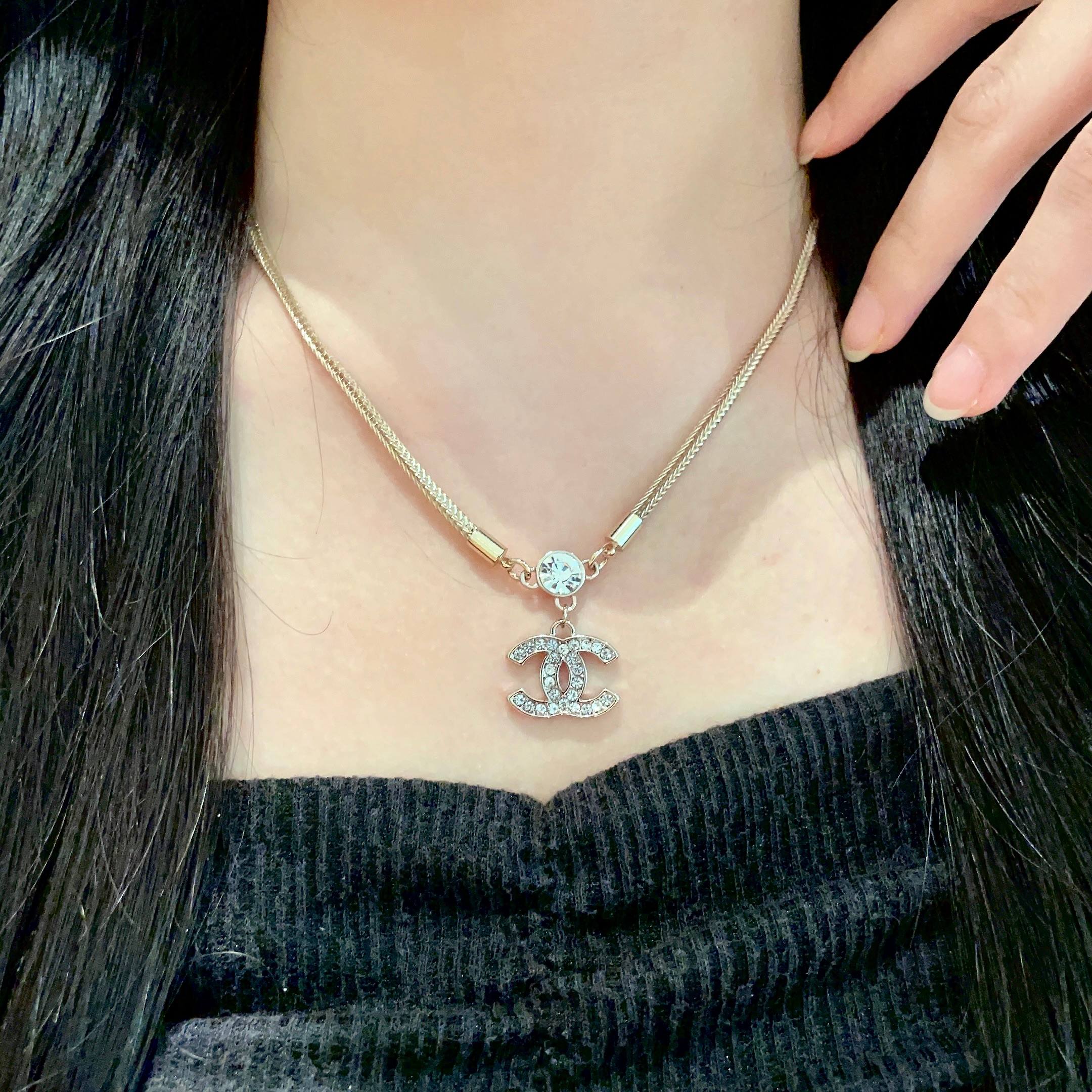  Chanel香奈儿 中古 字母项链👀小香家的款式真心无需多介绍😘🎶每一款都超好看，精致大方，非常显气质