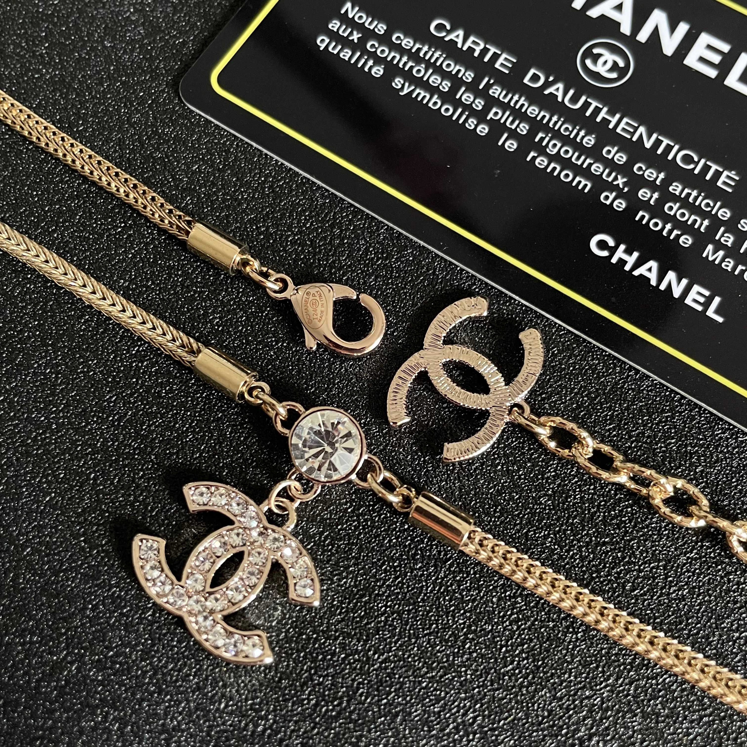  Chanel香奈儿 中古 字母项链👀小香家的款式真心无需多介绍😘🎶每一款都超好看，精致大方，非常显气质