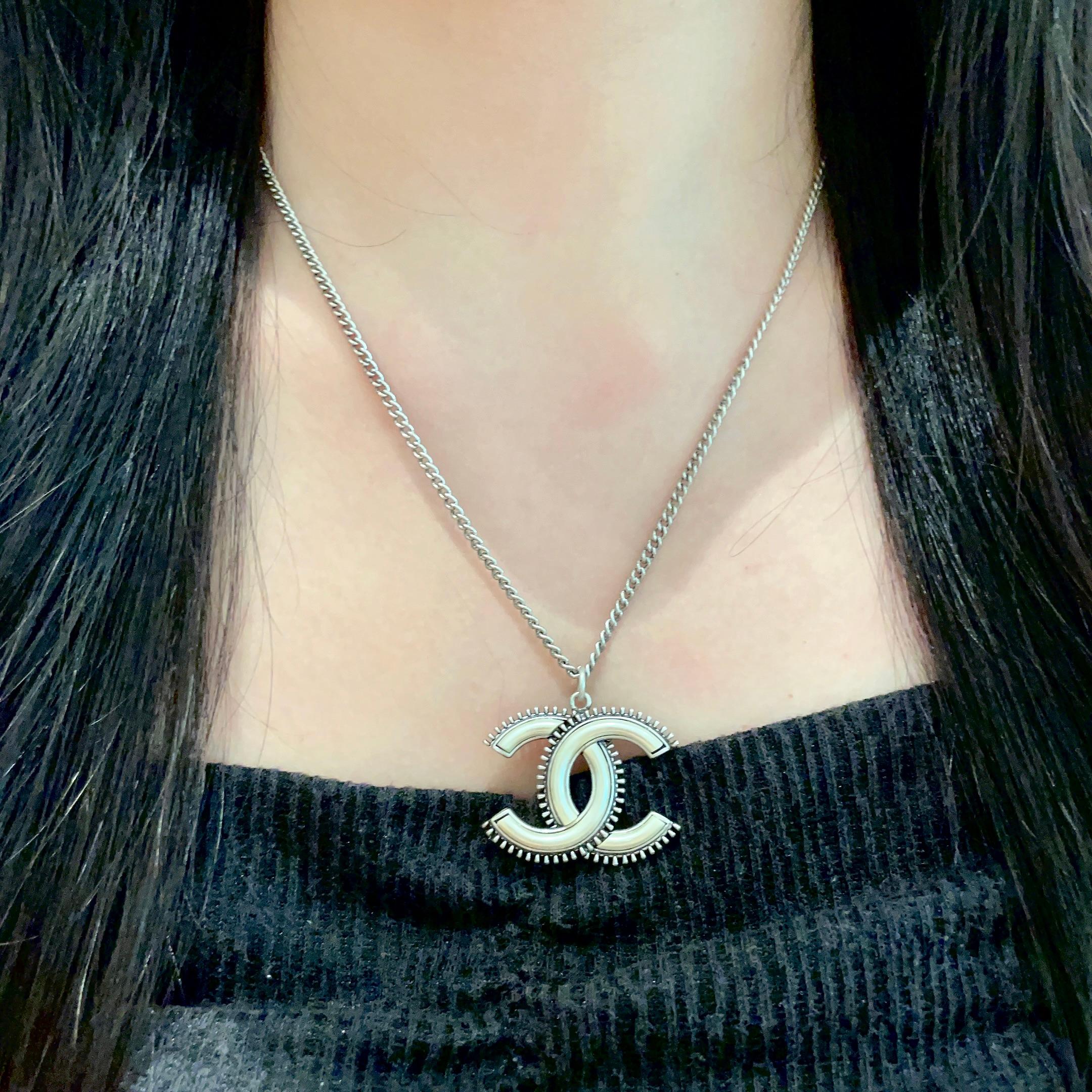  Chanel香奈儿 中古 字母项链👀小香家的款式真心无需多介绍😘🎶每一款都超好看，精致大方，非常显气质
