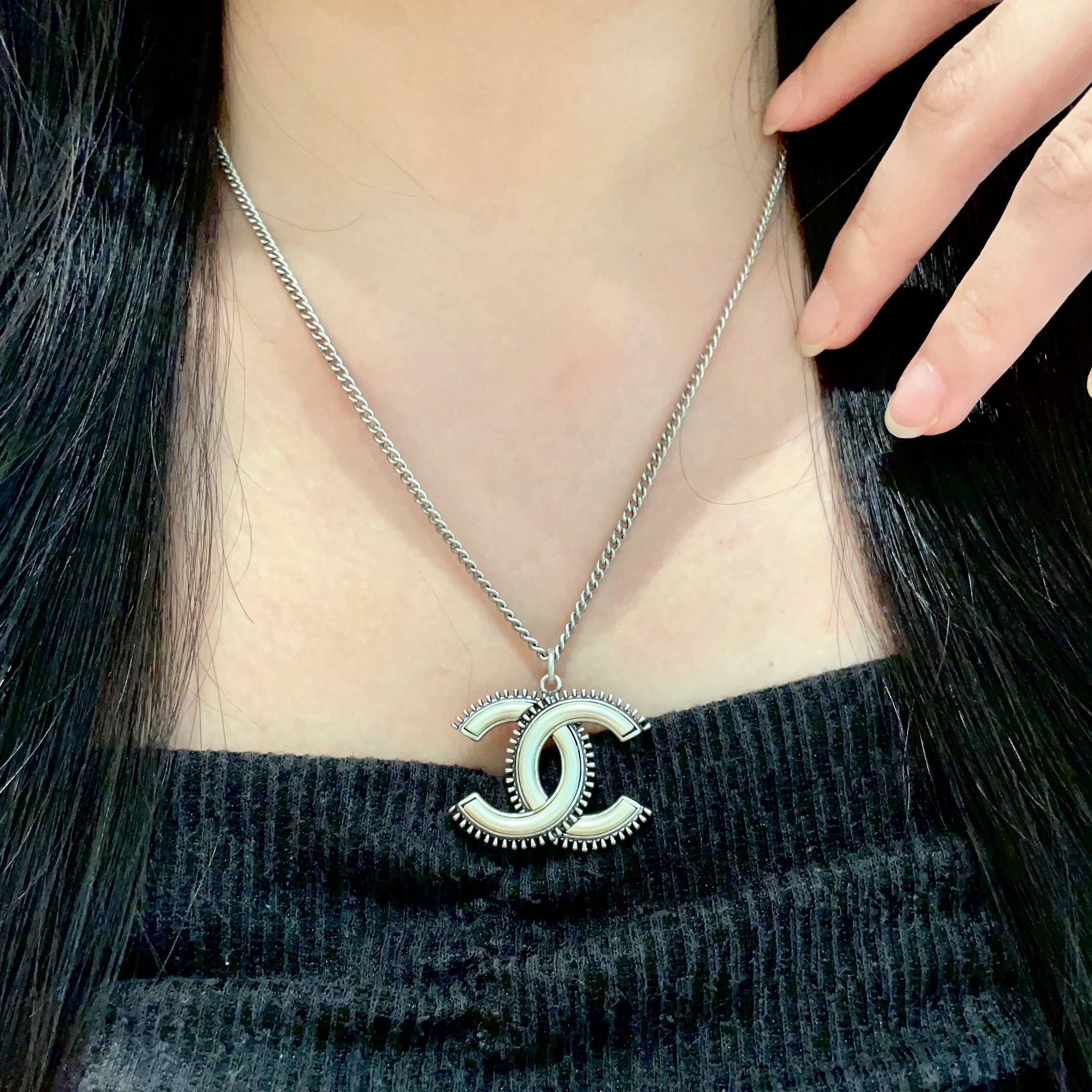  Chanel香奈儿 中古 字母项链👀小香家的款式真心无需多介绍😘🎶每一款都超好看，精致大方，非常显气质