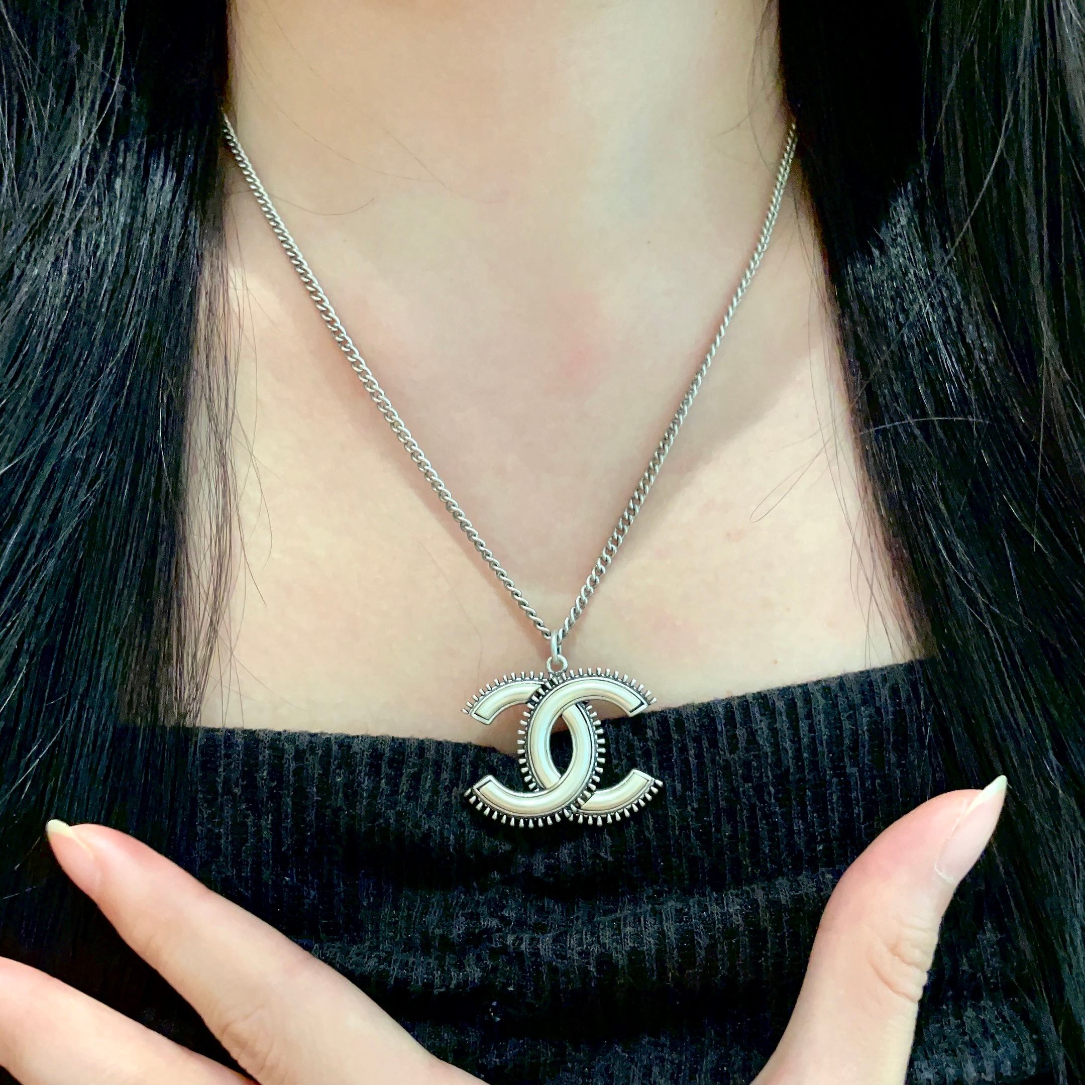  Chanel香奈儿 中古 字母项链👀小香家的款式真心无需多介绍😘🎶每一款都超好看，精致大方，非常显气质