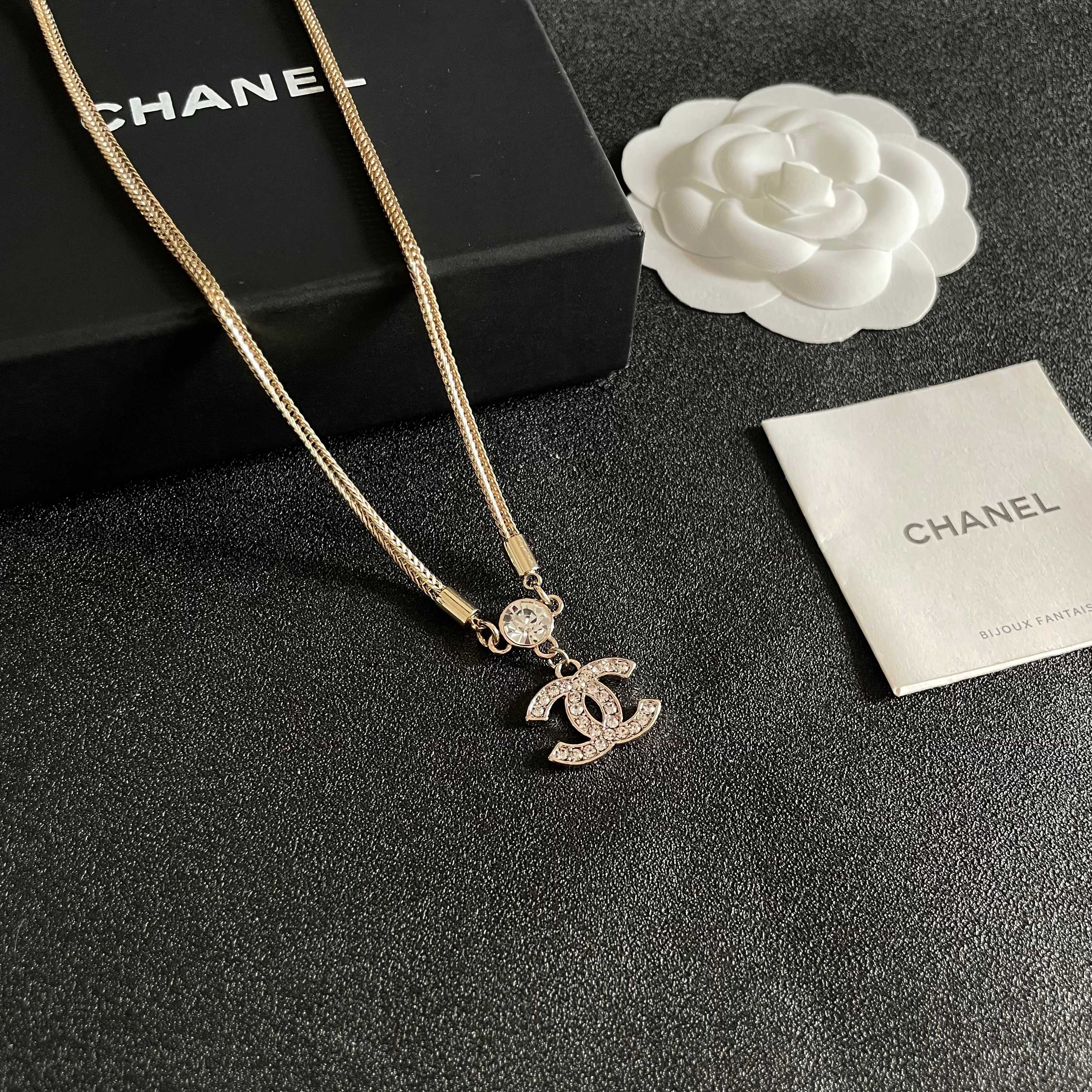  Chanel香奈儿 中古 字母项链👀小香家的款式真心无需多介绍😘🎶每一款都超好看，精致大方，非常显气质