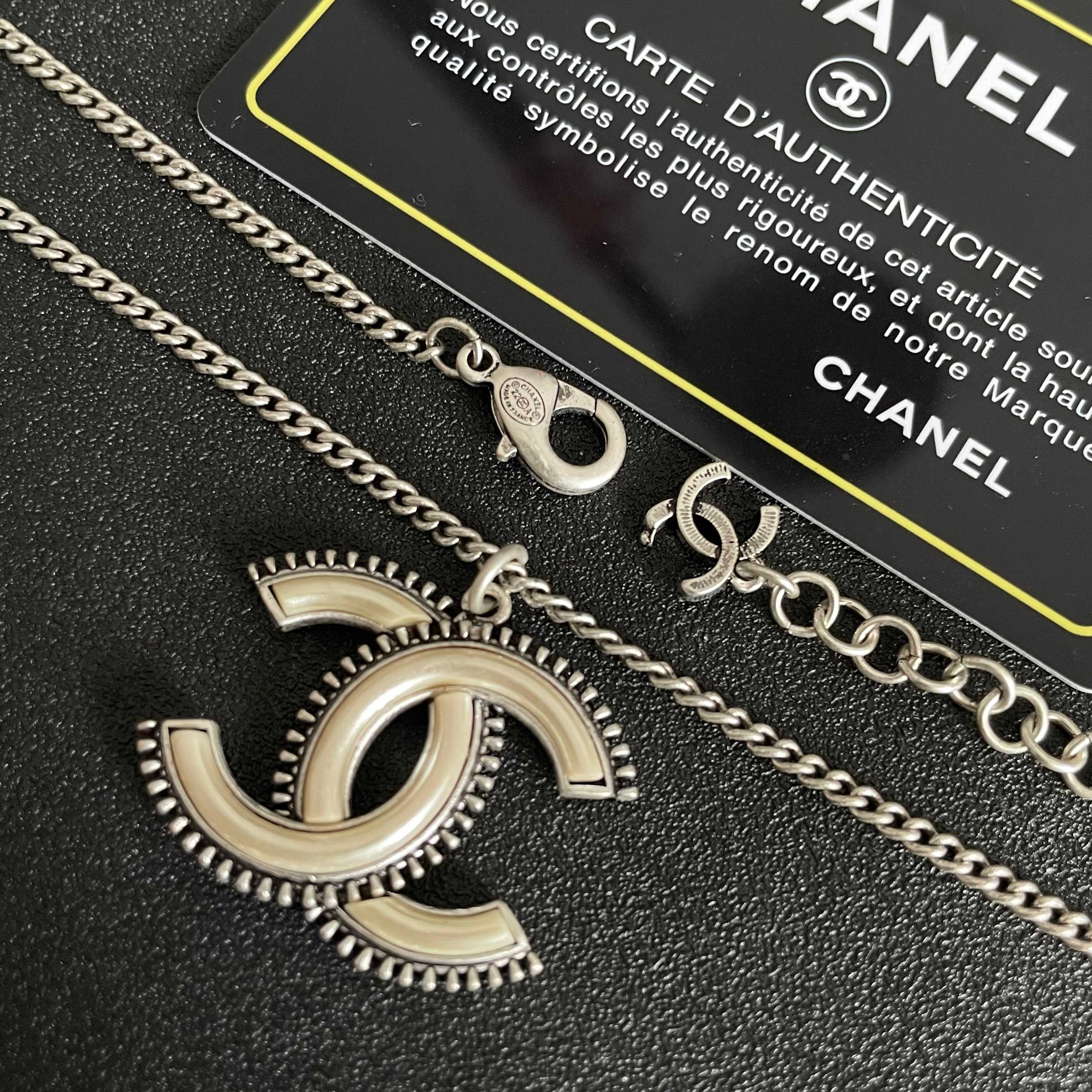  Chanel香奈儿 中古 字母项链👀小香家的款式真心无需多介绍😘🎶每一款都超好看，精致大方，非常显气质