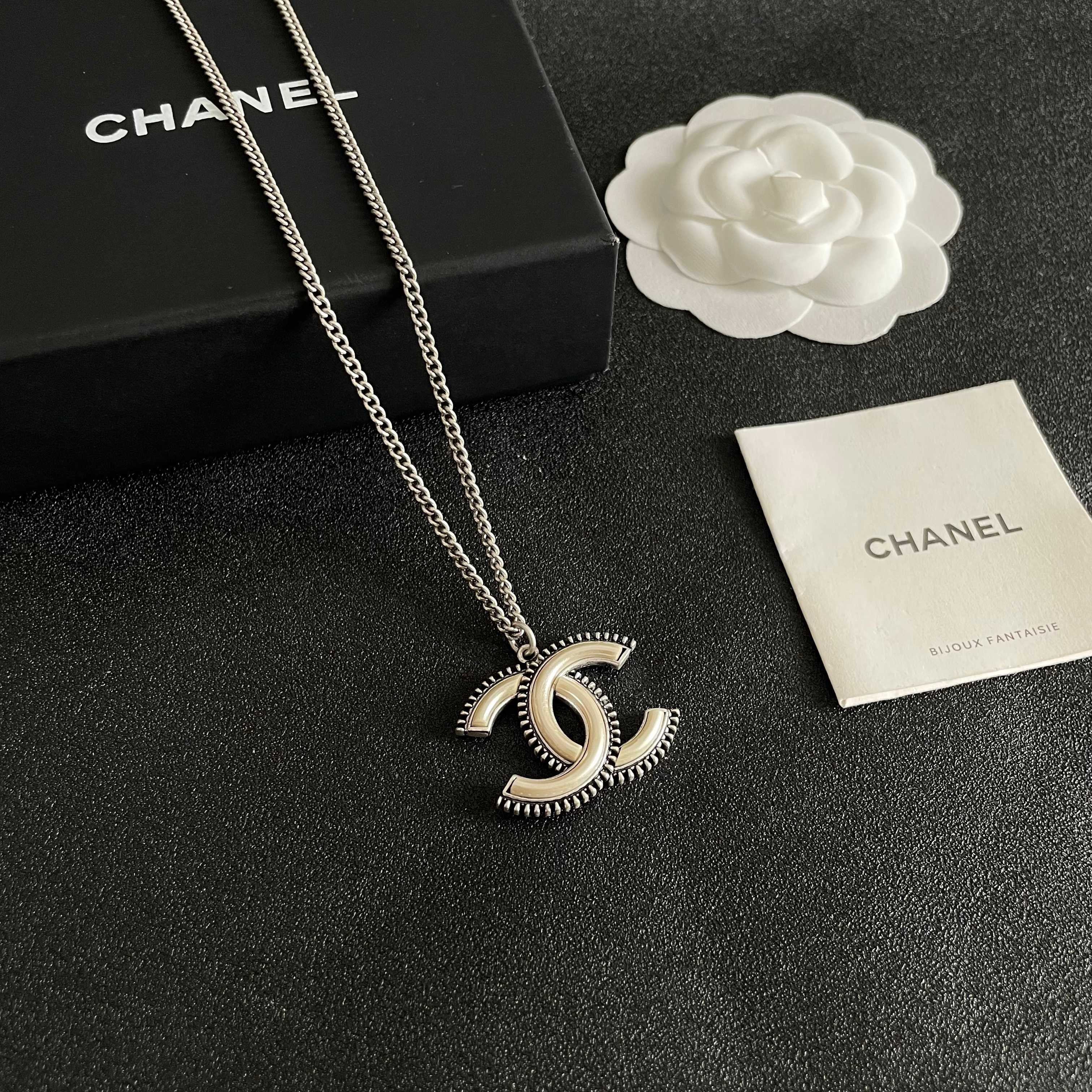 Chanel香奈儿 中古 字母项链👀小香家的款式真心无需多介绍😘🎶每一款都超好看，精致大方，非常显气质
