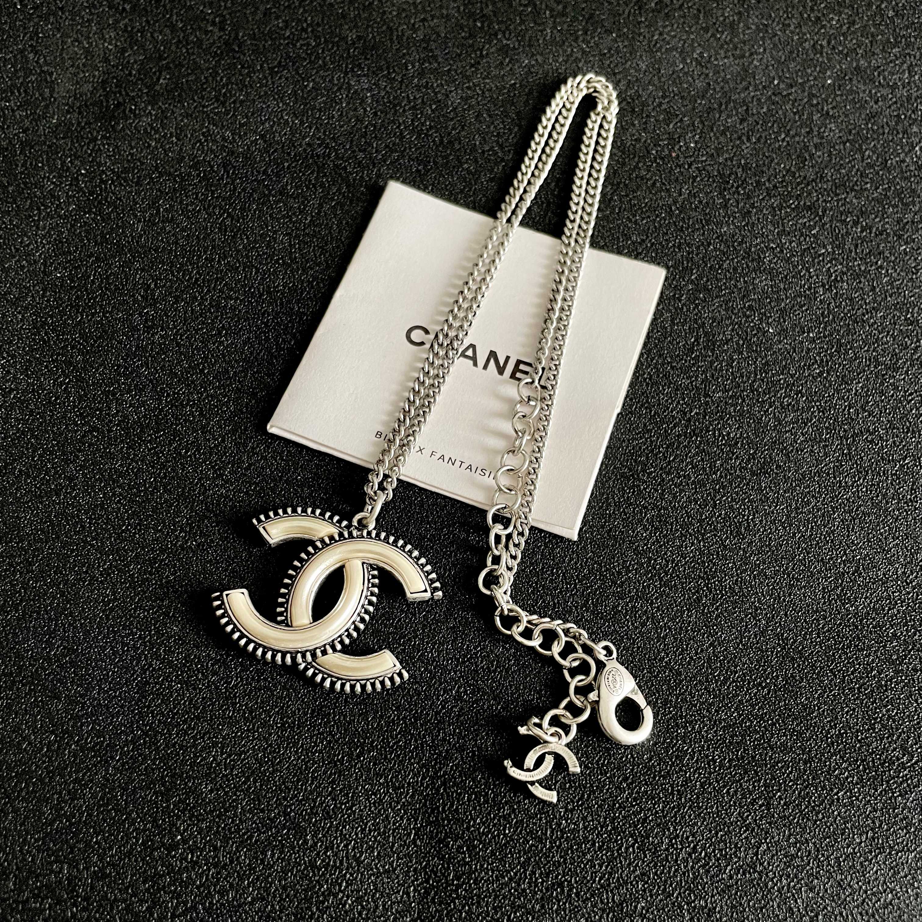  Chanel香奈儿 中古 字母项链👀小香家的款式真心无需多介绍😘🎶每一款都超好看，精致大方，非常显气质