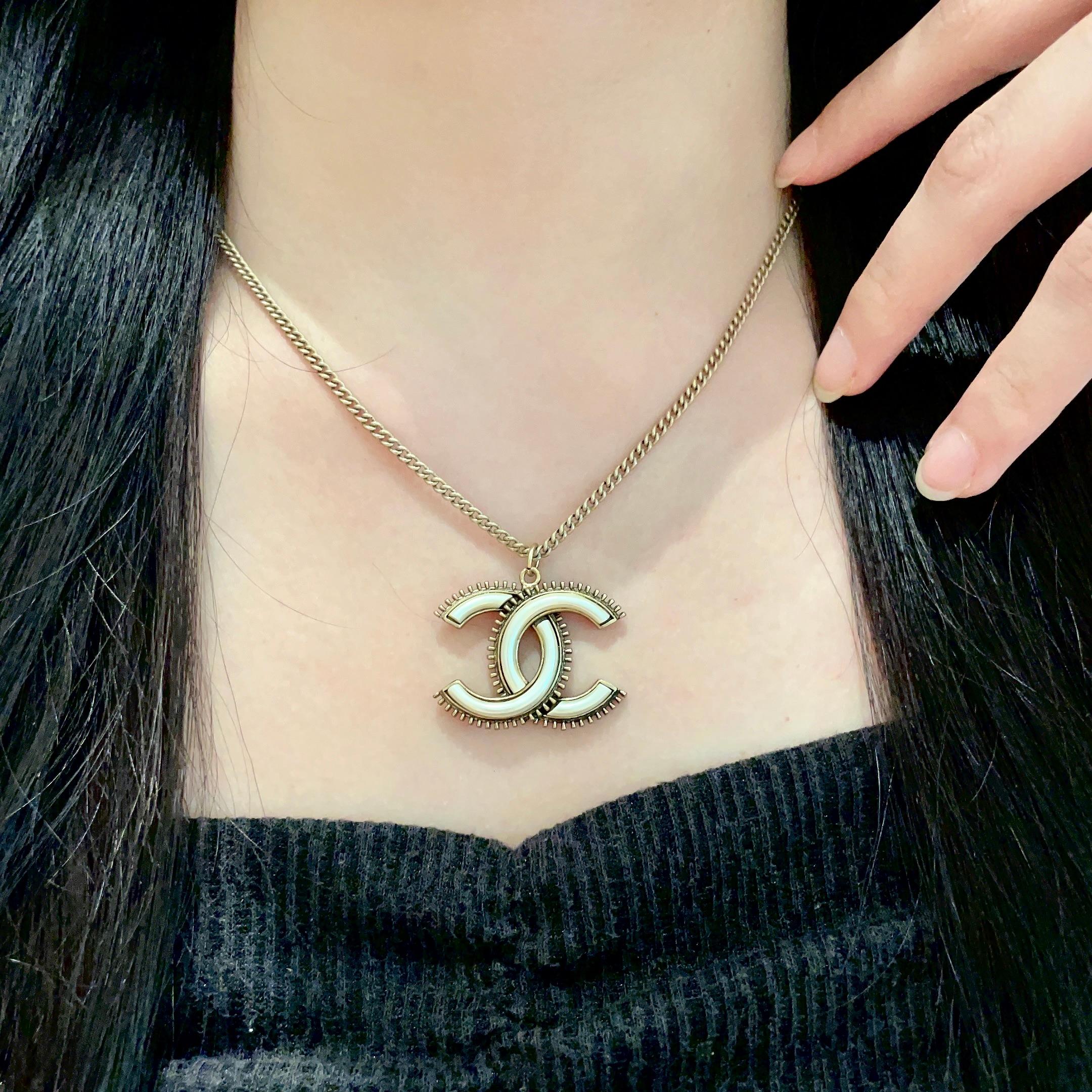  Chanel香奈儿 中古 字母项链👀小香家的款式真心无需多介绍😘🎶每一款都超好看，精致大方，非常显气质