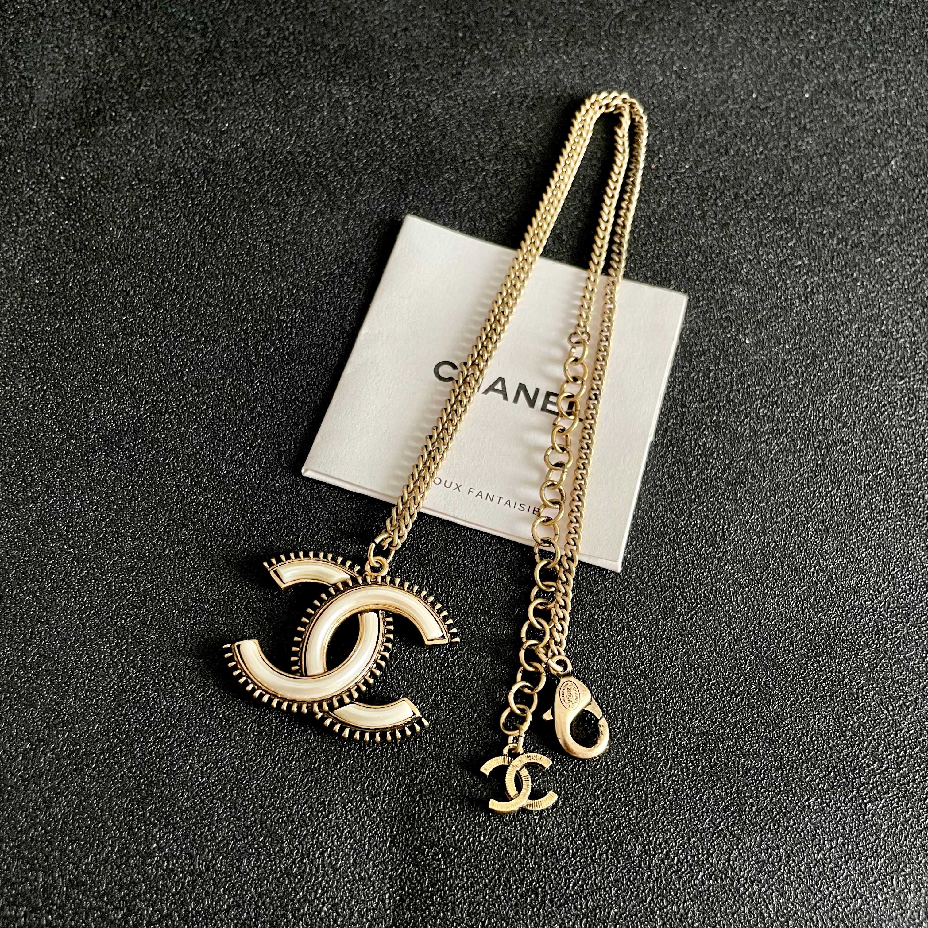  Chanel香奈儿 中古 字母项链👀小香家的款式真心无需多介绍😘🎶每一款都超好看，精致大方，非常显气质