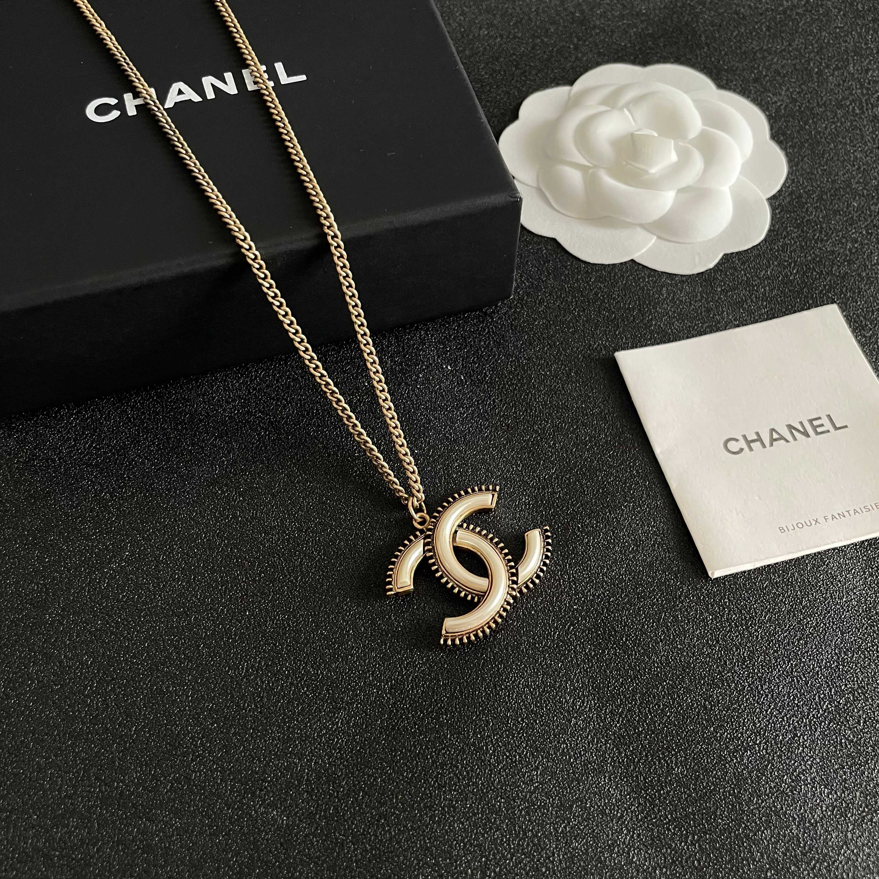  Chanel香奈儿 中古 字母项链👀小香家的款式真心无需多介绍😘🎶每一款都超好看，精致大方，非常显气质