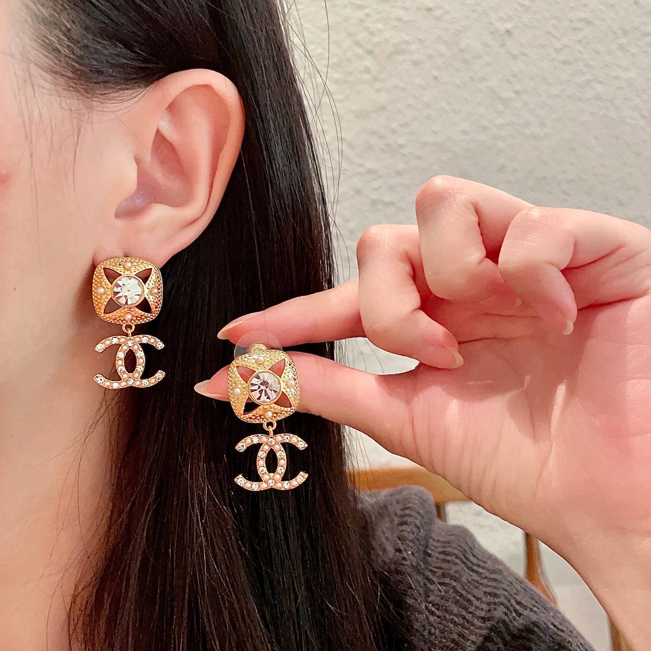  Chanel香奈儿 中古 双C耳钉👀原版复刻logo 小香家的款式真心无需多介绍😘🎶每一款都超好看，精