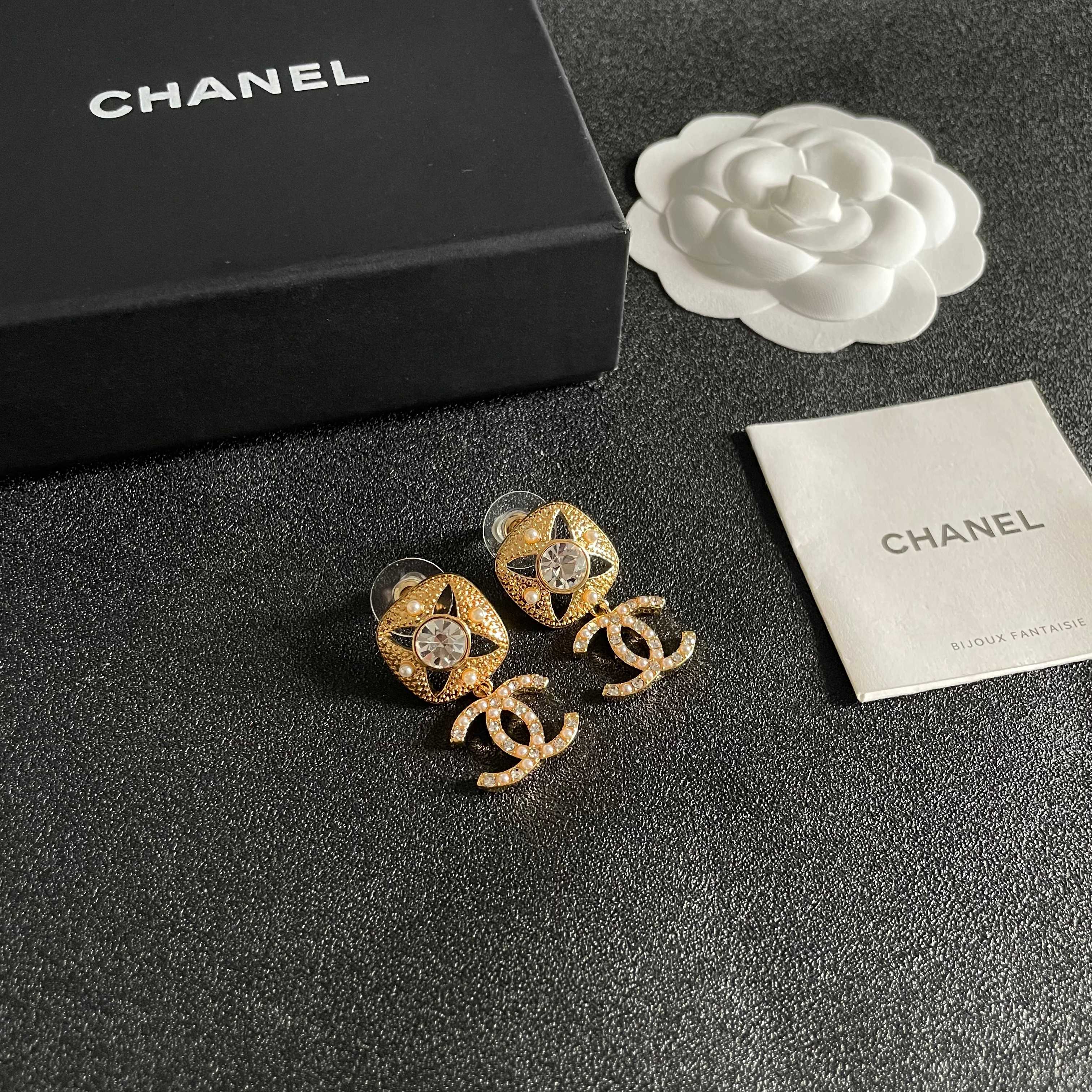 Chanel香奈儿 中古 双C耳钉👀原版复刻logo 小香家的款式真心无需多介绍😘🎶每一款都超好看，精