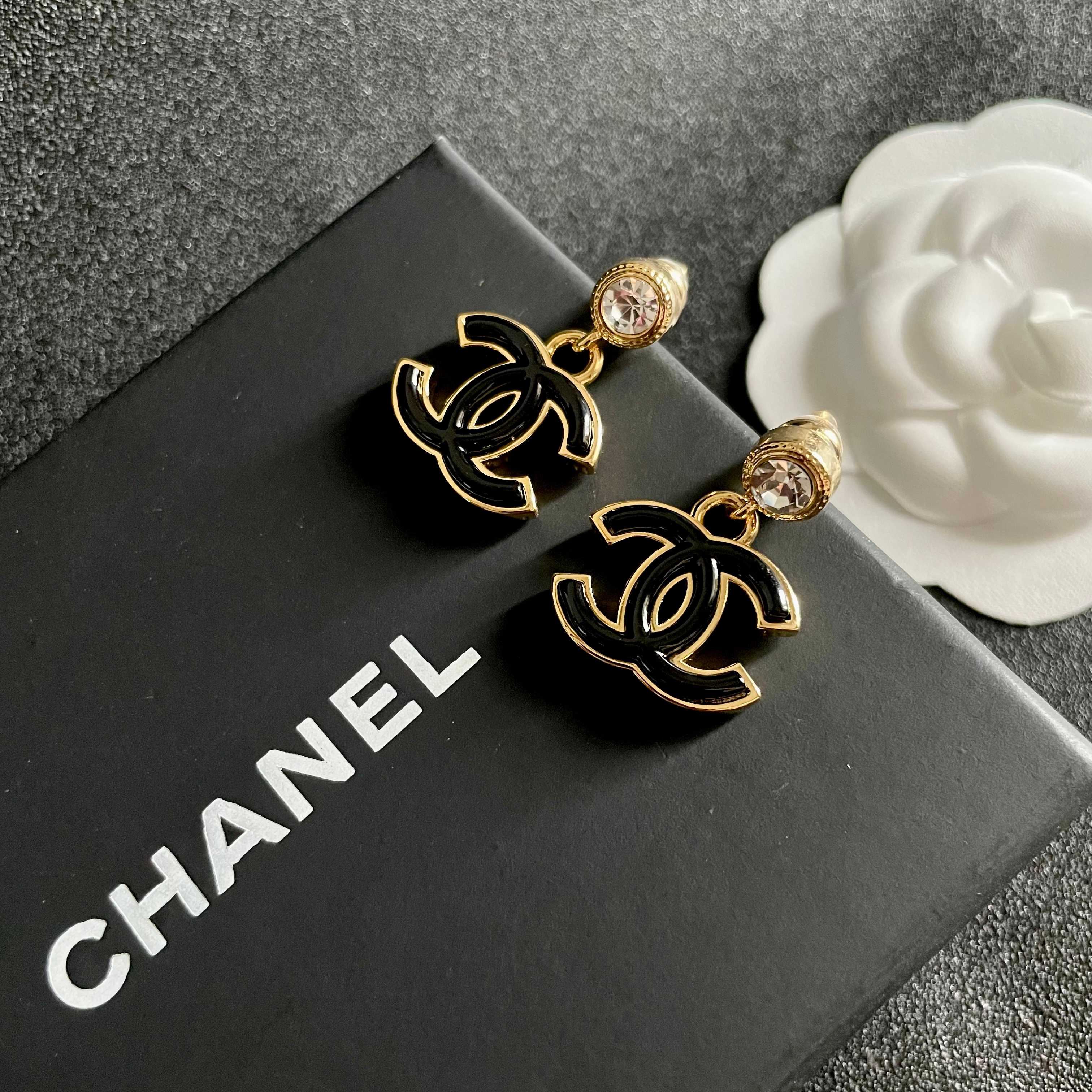  Chanel香奈儿 中古 双C耳钉👀原版复刻logo 小香家的款式真心无需多介绍😘🎶每一款都超好看，精
