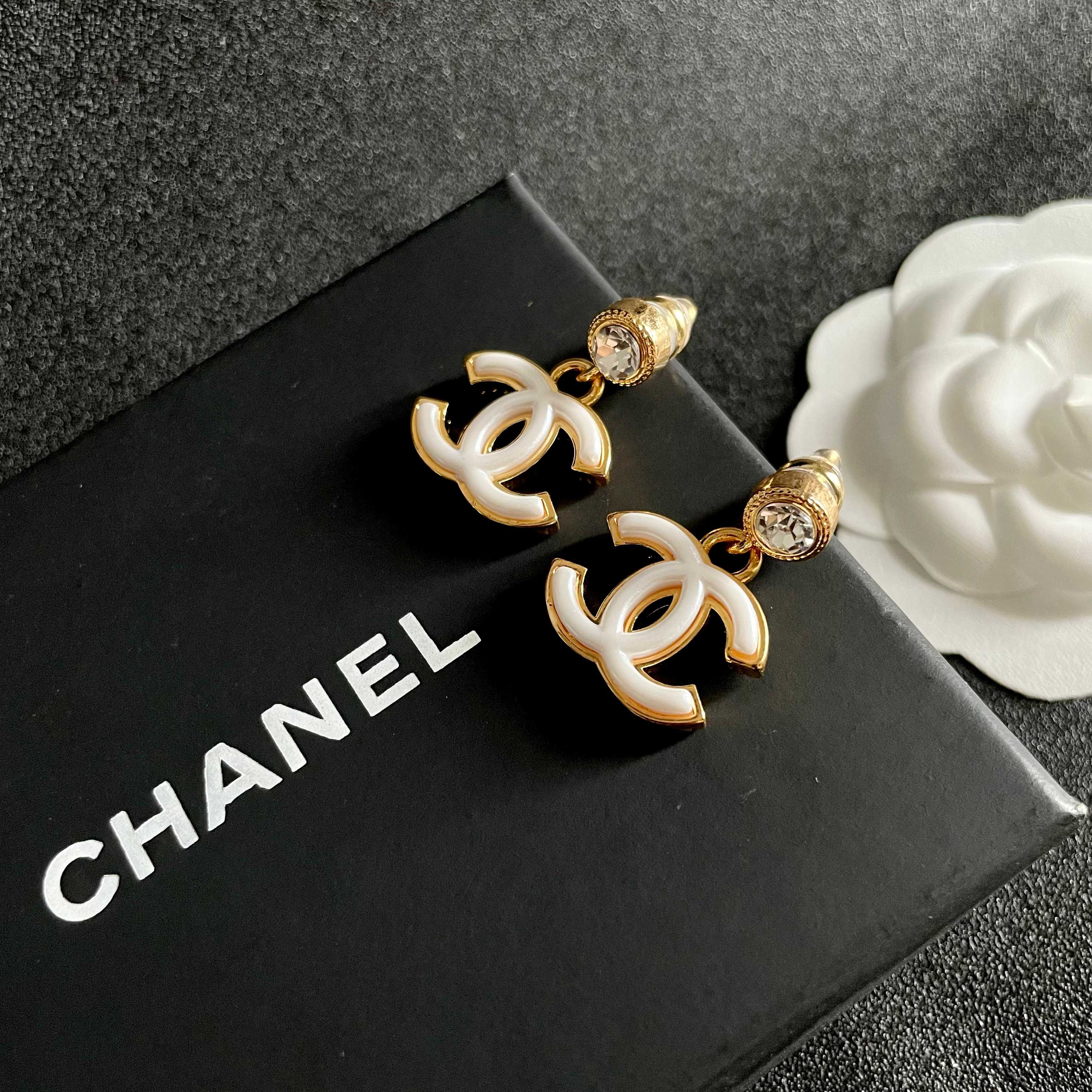  Chanel香奈儿 中古 双C耳钉👀原版复刻logo 小香家的款式真心无需多介绍😘🎶每一款都超好看，精