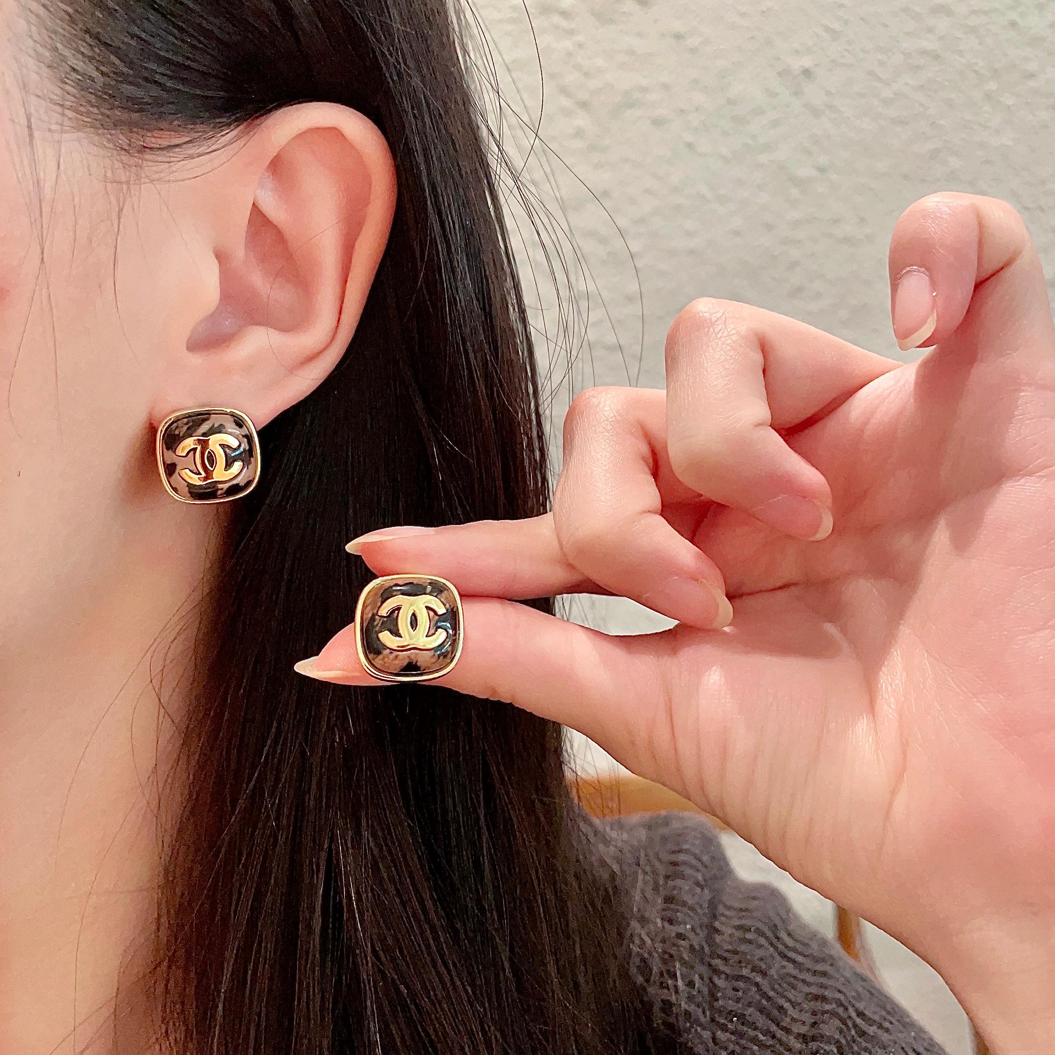  Chanel香奈儿 中古 双C耳钉👀原版复刻logo 小香家的款式真心无需多介绍😘🎶每一款都超好看，精