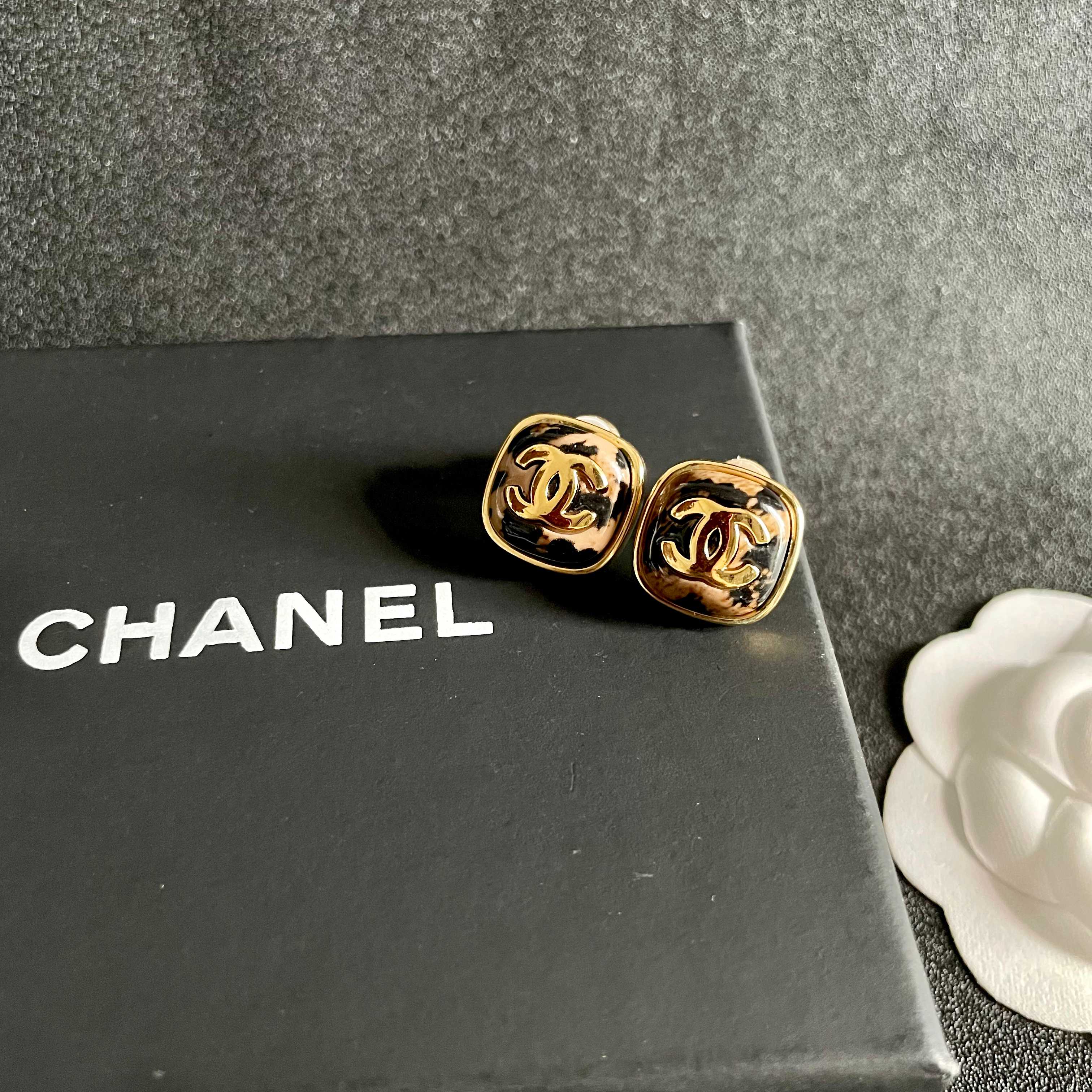  Chanel香奈儿 中古 双C耳钉👀原版复刻logo 小香家的款式真心无需多介绍😘🎶每一款都超好看，精