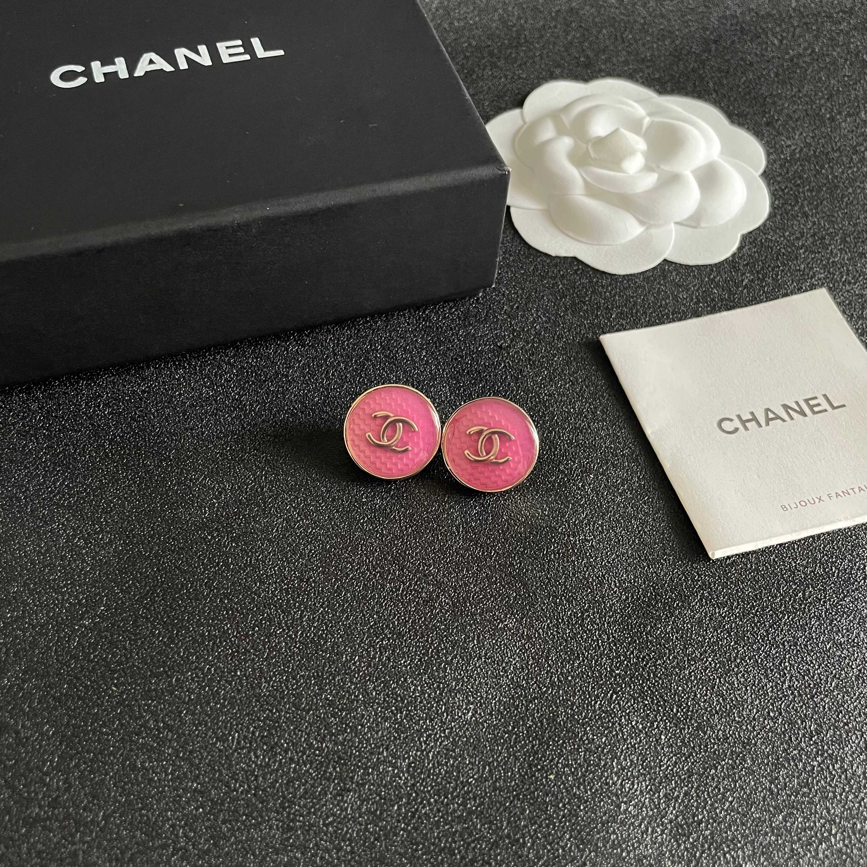  Chanel香奈儿 中古 双C耳钉👀原版复刻logo 小香家的款式真心无需多介绍😘🎶每一款都超好看，精