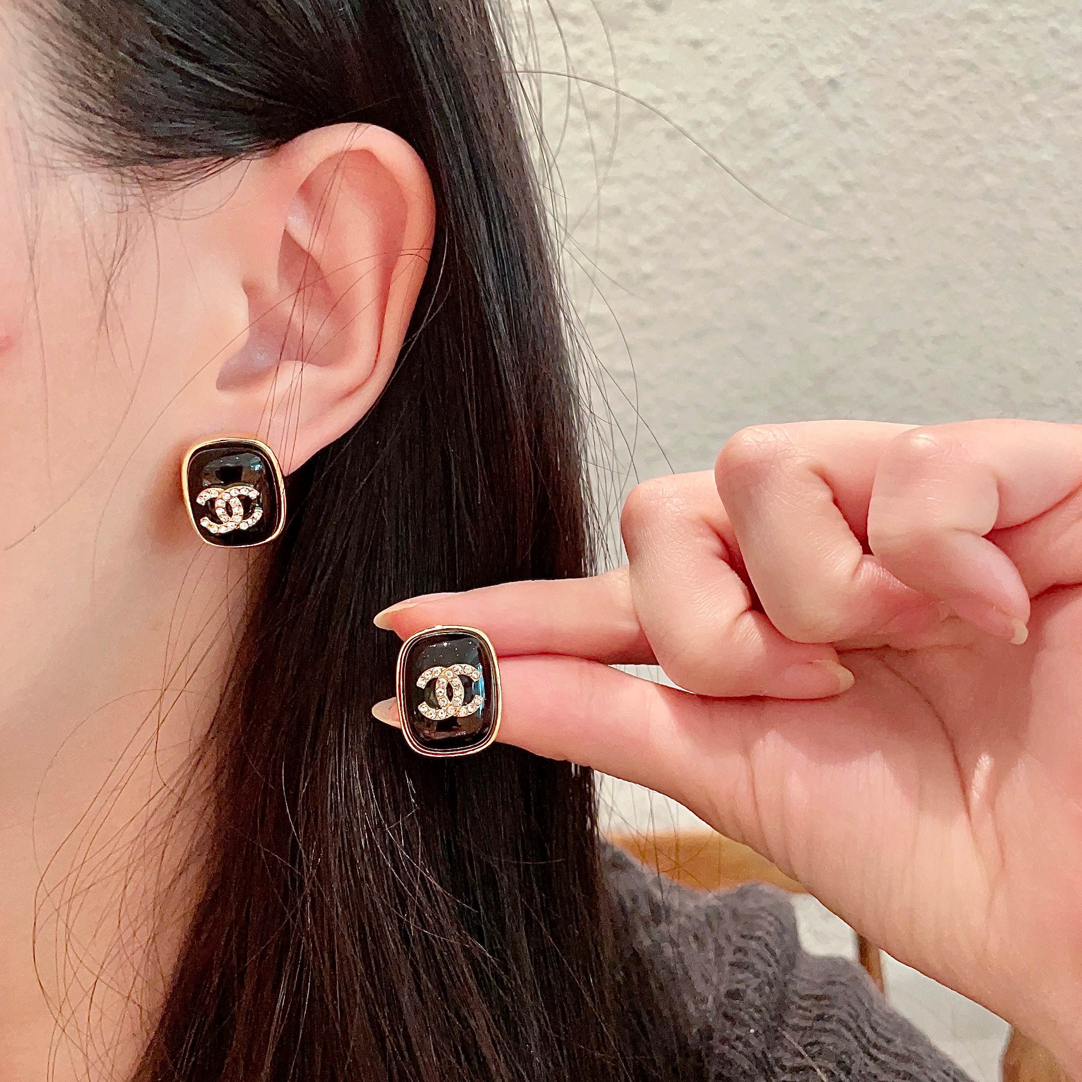  Chanel香奈儿 中古 双C耳钉👀原版复刻logo 小香家的款式真心无需多介绍😘🎶每一款都超好看，精