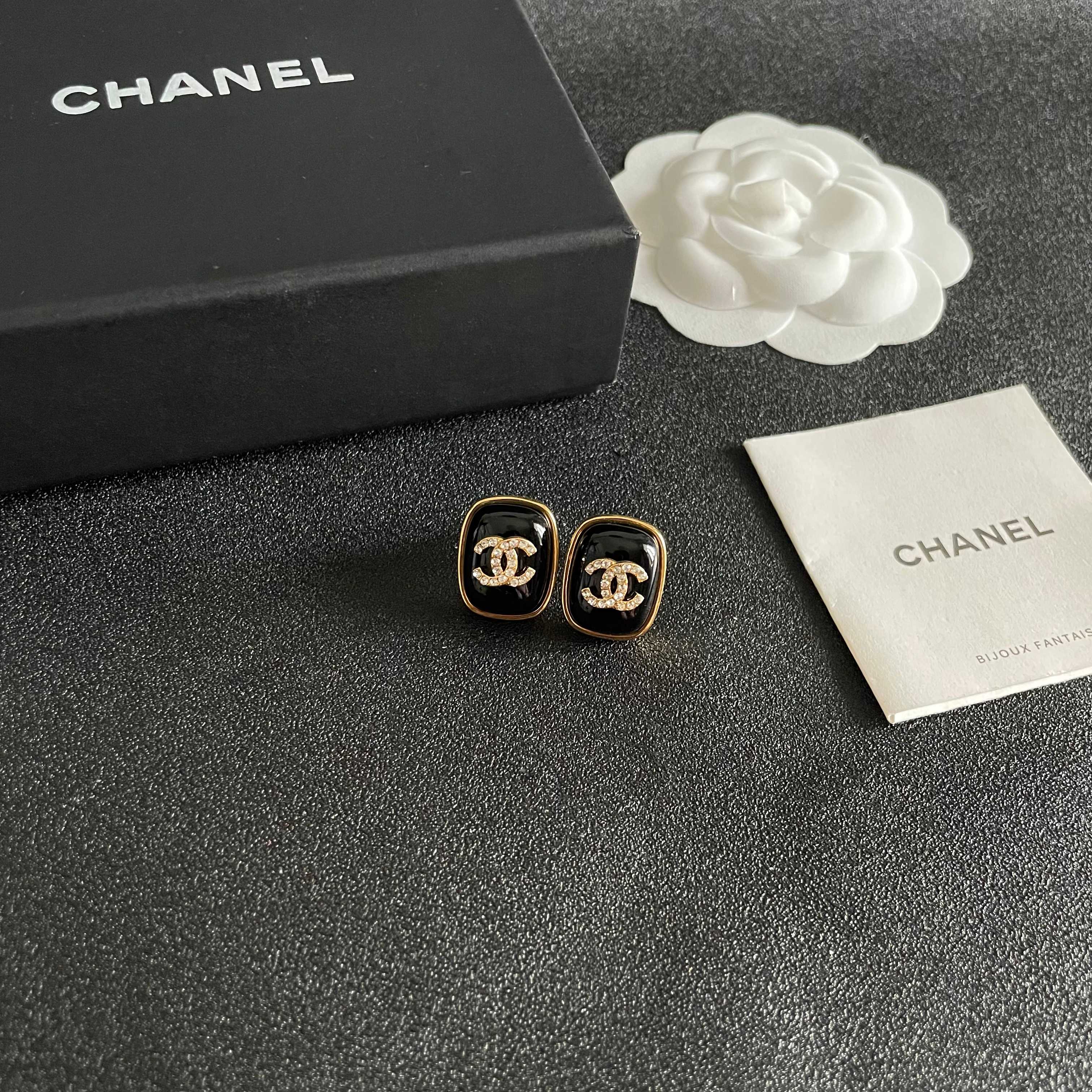  Chanel香奈儿 中古 双C耳钉👀原版复刻logo 小香家的款式真心无需多介绍😘🎶每一款都超好看，精