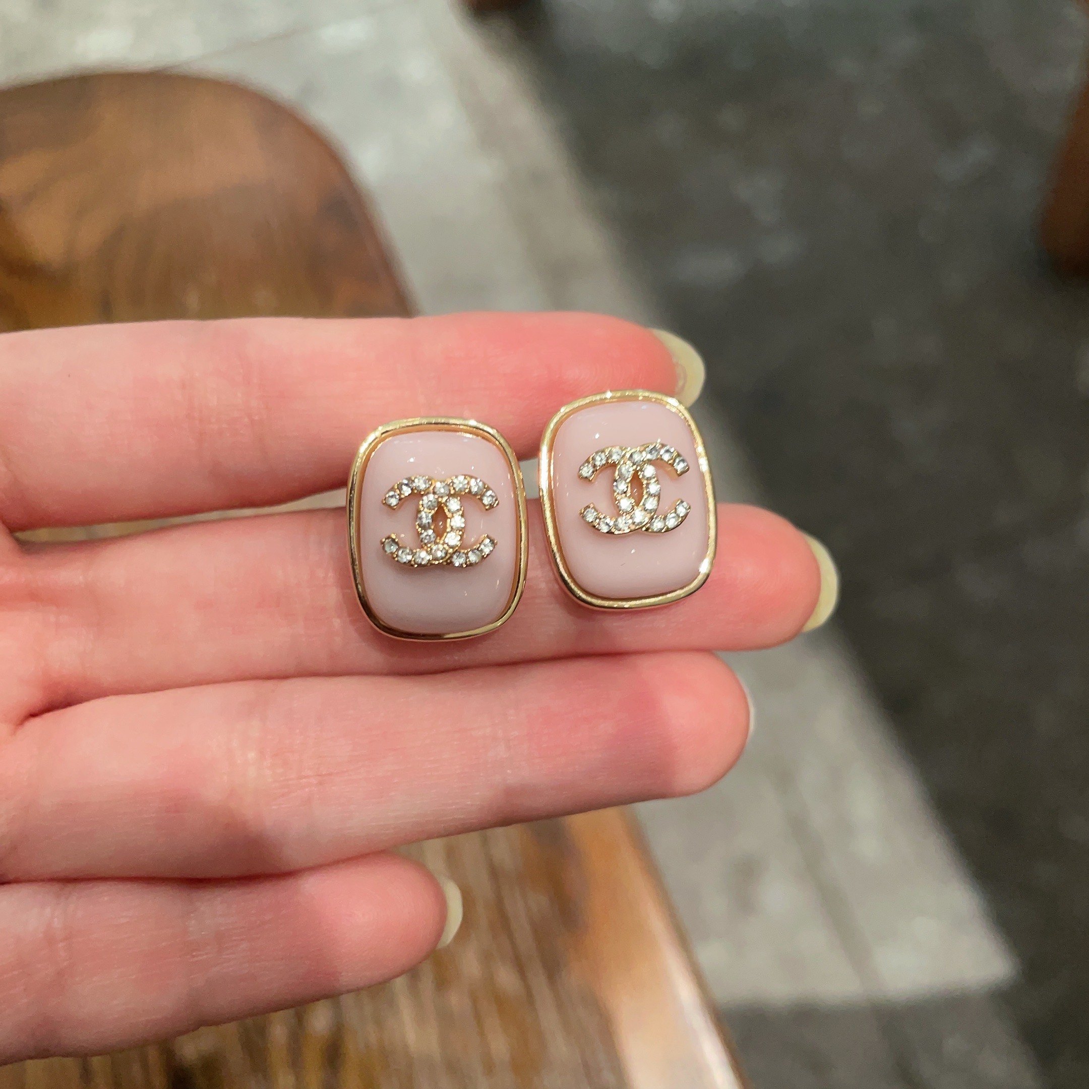  Chanel香奈儿 中古 双C耳钉👀原版复刻logo 小香家的款式真心无需多介绍😘🎶每一款都超好看，精