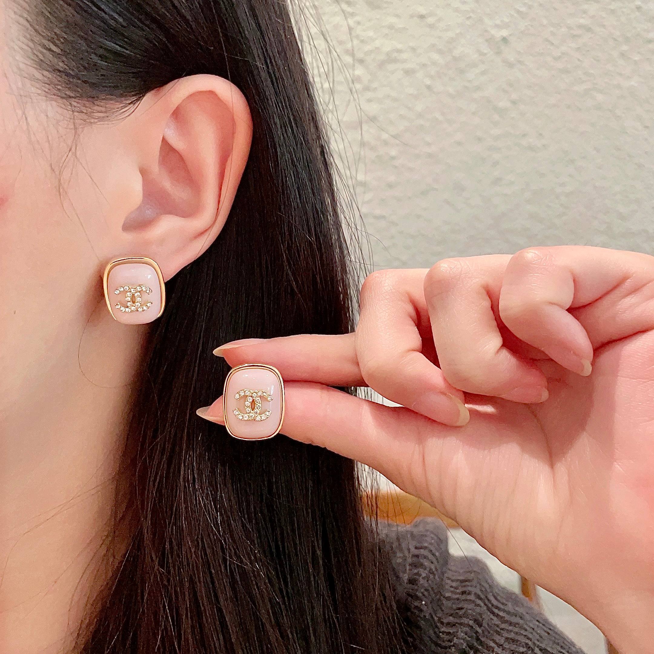  Chanel香奈儿 中古 双C耳钉👀原版复刻logo 小香家的款式真心无需多介绍😘🎶每一款都超好看，精