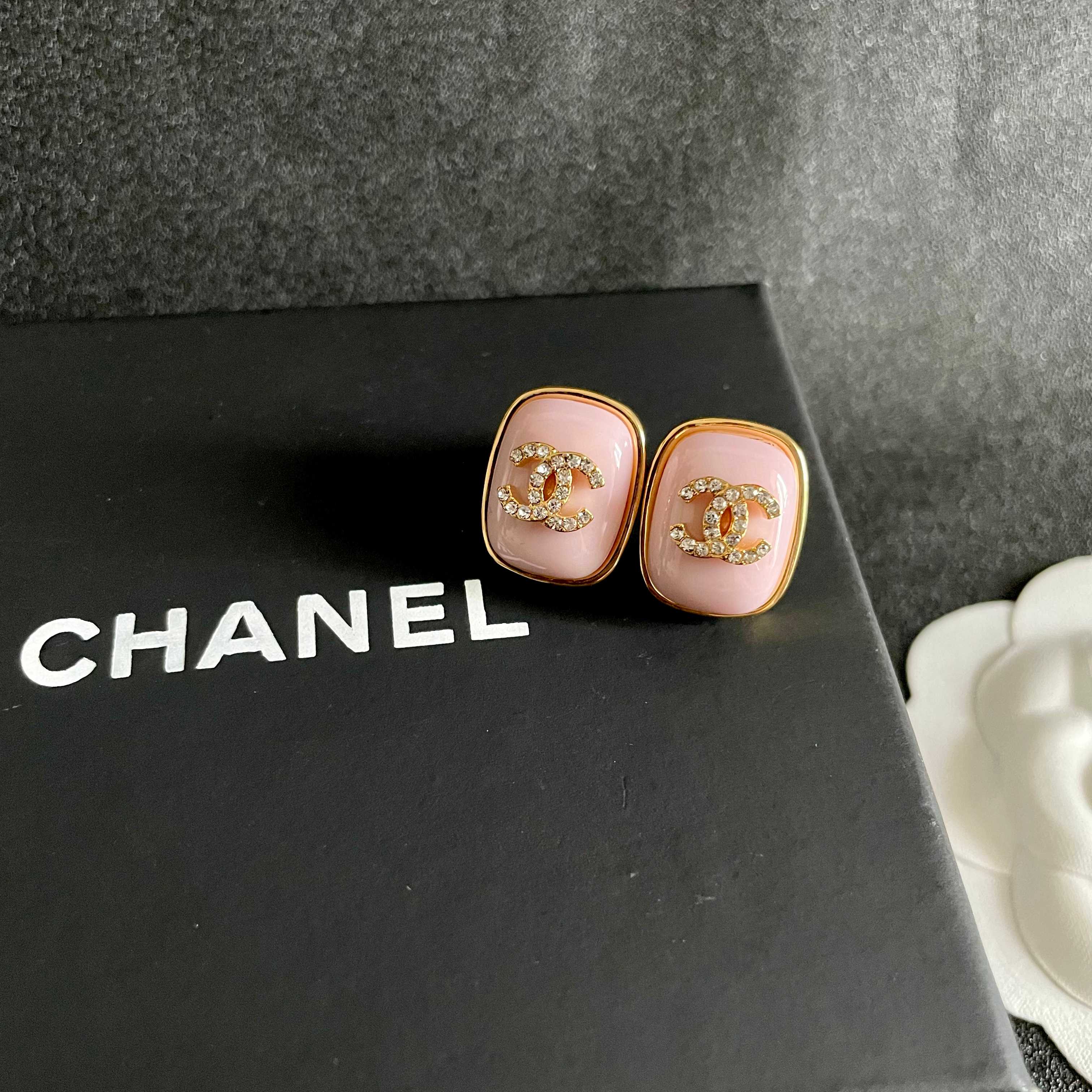  Chanel香奈儿 中古 双C耳钉👀原版复刻logo 小香家的款式真心无需多介绍😘🎶每一款都超好看，精